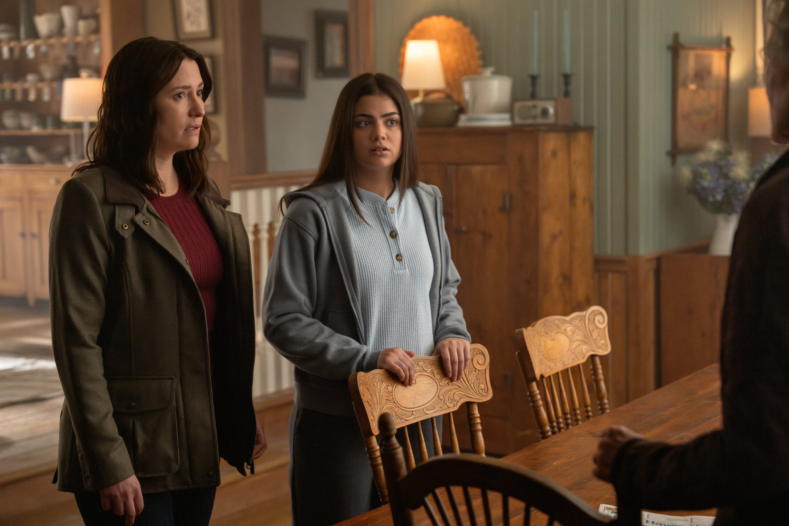 The Way Home Season 2 Episode 7 - Somewhere Only We Know - Sadie Laflamme-Snow, Chyler Leigh 