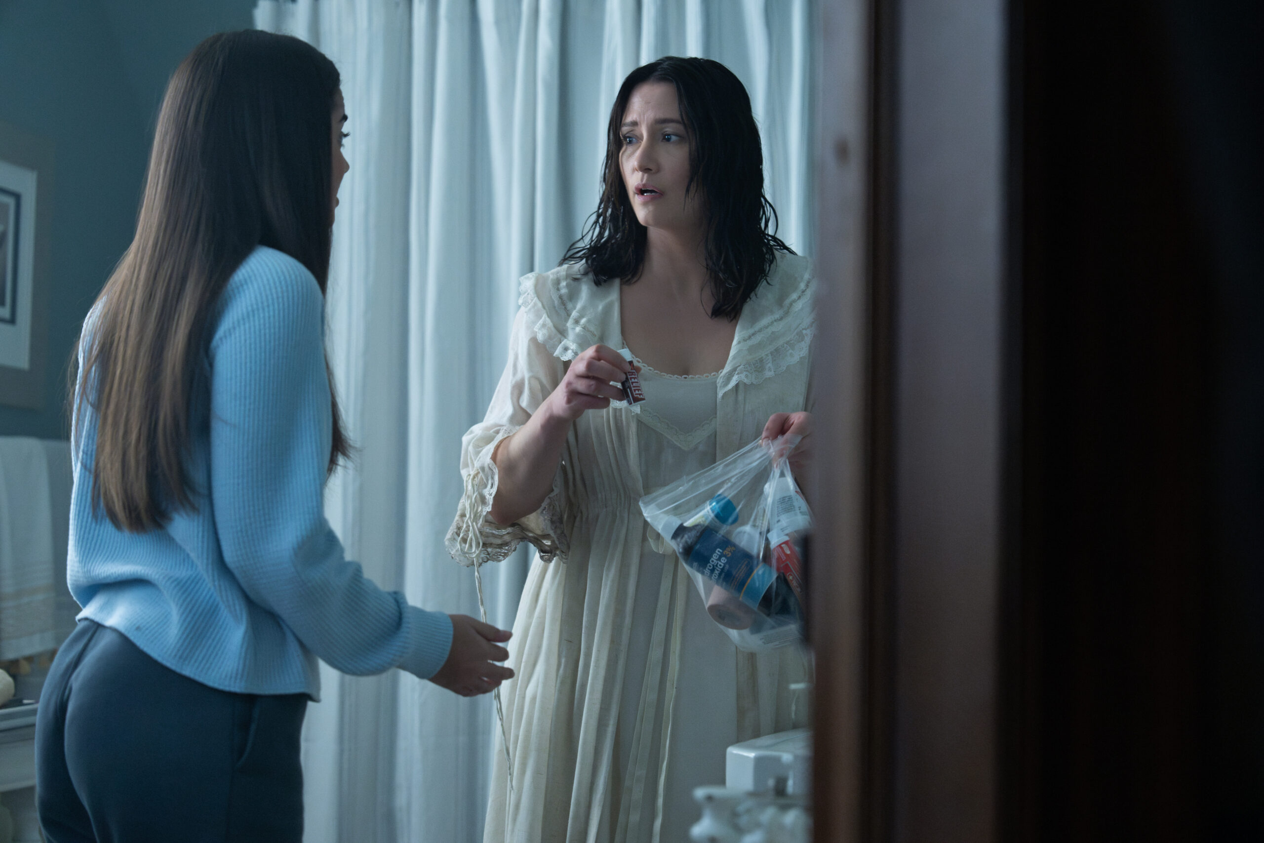 The Way Home Season 2 Episode 7 - Somewhere Only We Know - Sadie Laflamme-Snow, Chyler Leigh 