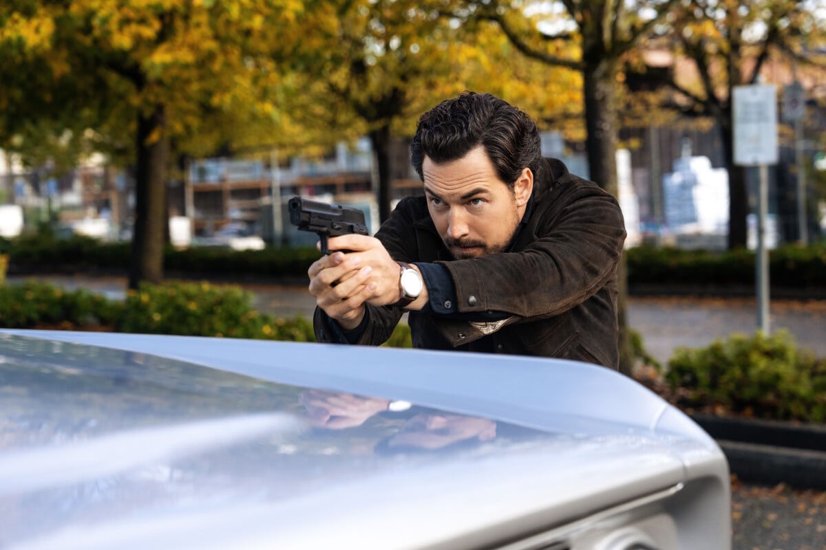 Wild Cards Season 1 Episode 9 Inside (Con)Man