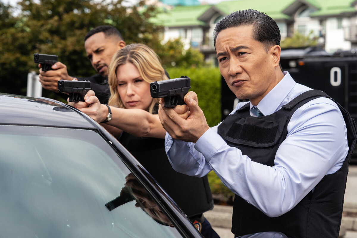 Wild Cards Season 1 Episode 9 Inside (Con)Man