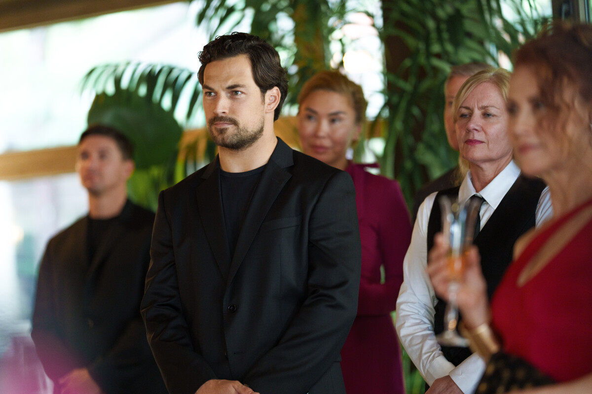 Wild Cards Season 1 Episode 10 Romancing the Egg | Tell-Tale TV Wild Cards Season 1 Episode 10 Romancing the Egg, Giacomo Gianniotti as Det. Cole Ellis