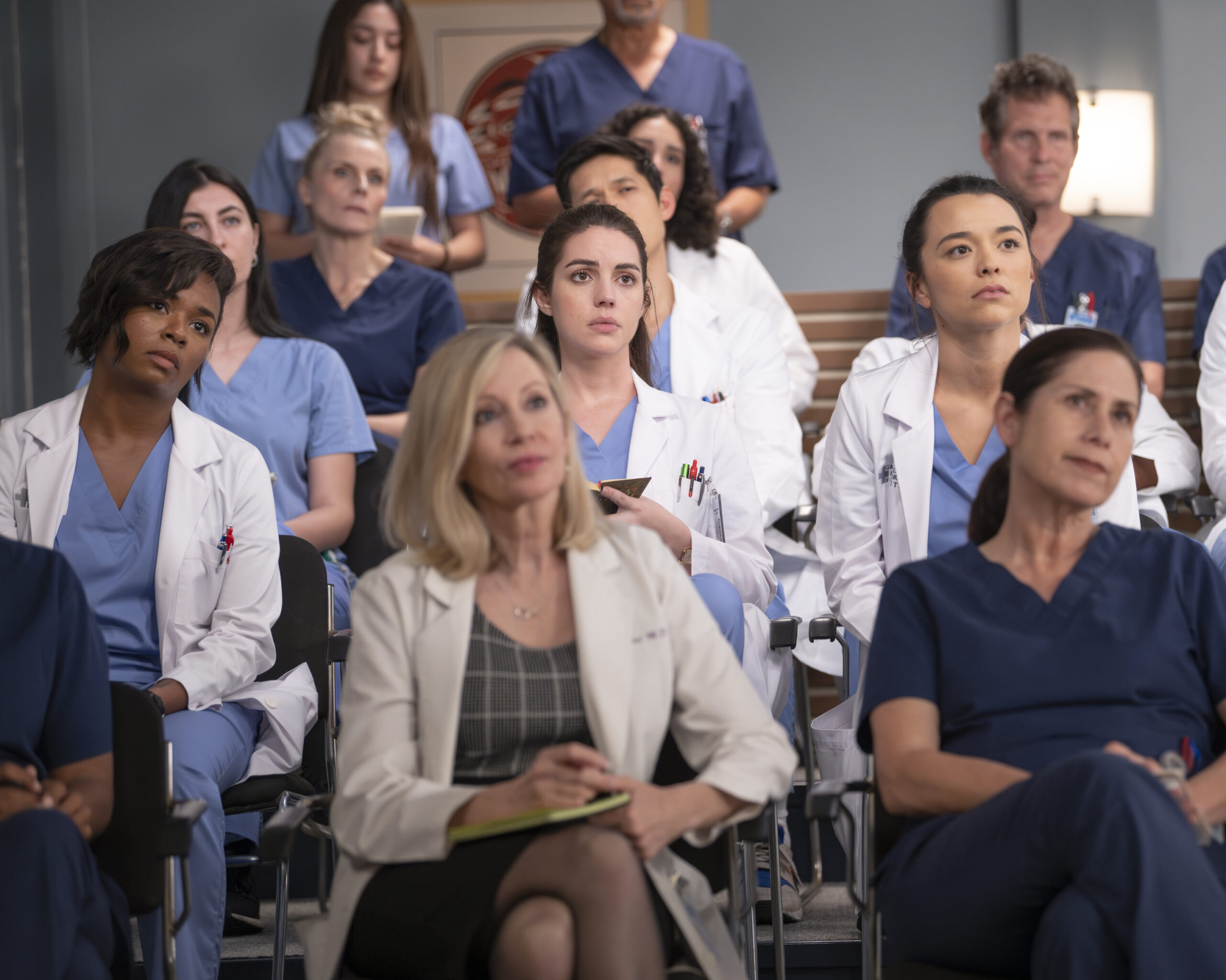 Grey's Anatomy Season 20 Episode 4 - Doctors listening to Arizona Robbins - ALEXIS FLOYD, ADELAIDE KANE, MIDORI FRANCIS