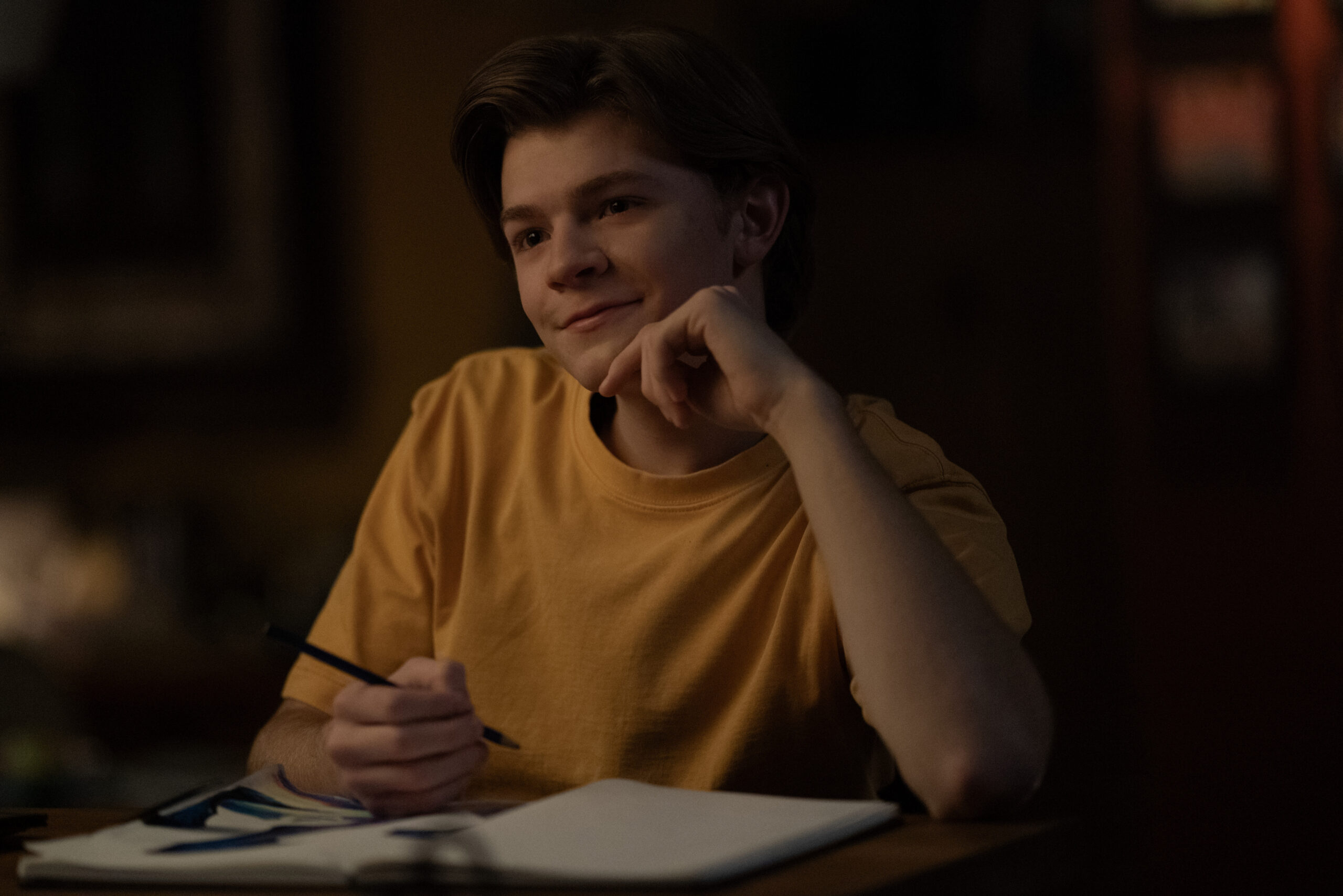Dark Matter Season 1 Episode 1: Oakes Fegley | Tell-Tale TV Still from Dark Matter Season 1 Episode 1 of Oakes Fegley wearing a yellow shirt.