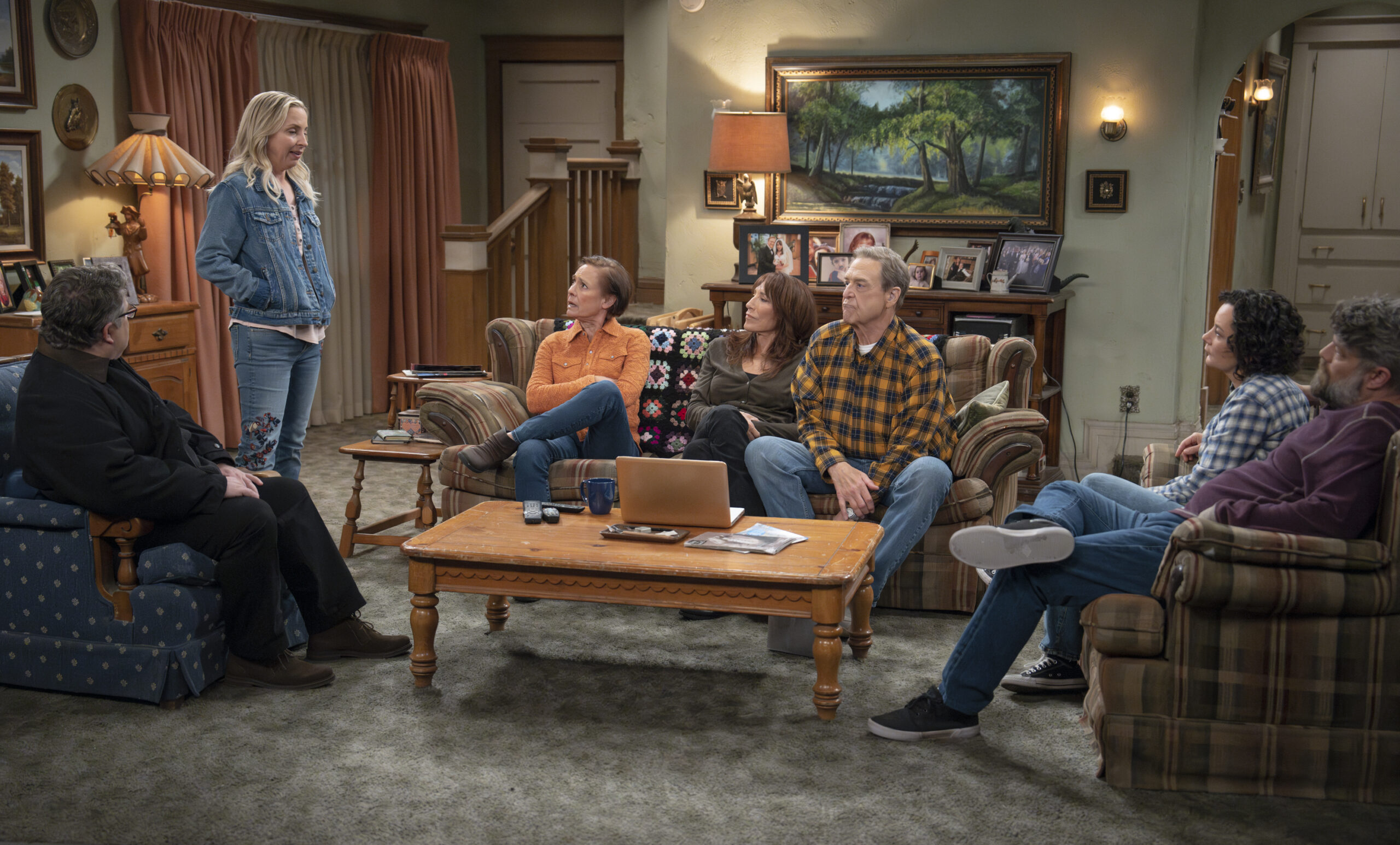 LECY GORANSON, LAURIE METCALF, KATEY SAGAL, JOHN GOODMAN, SARA GILBERT, JAY R. FERGUSON | Tell-Tale TV The Conners Season 6 Episode 11 LECY GORANSON, LAURIE METCALF, KATEY SAGAL, JOHN GOODMAN, SARA GILBERT, JAY R. FERGUSON all gather in the Conner family living room.