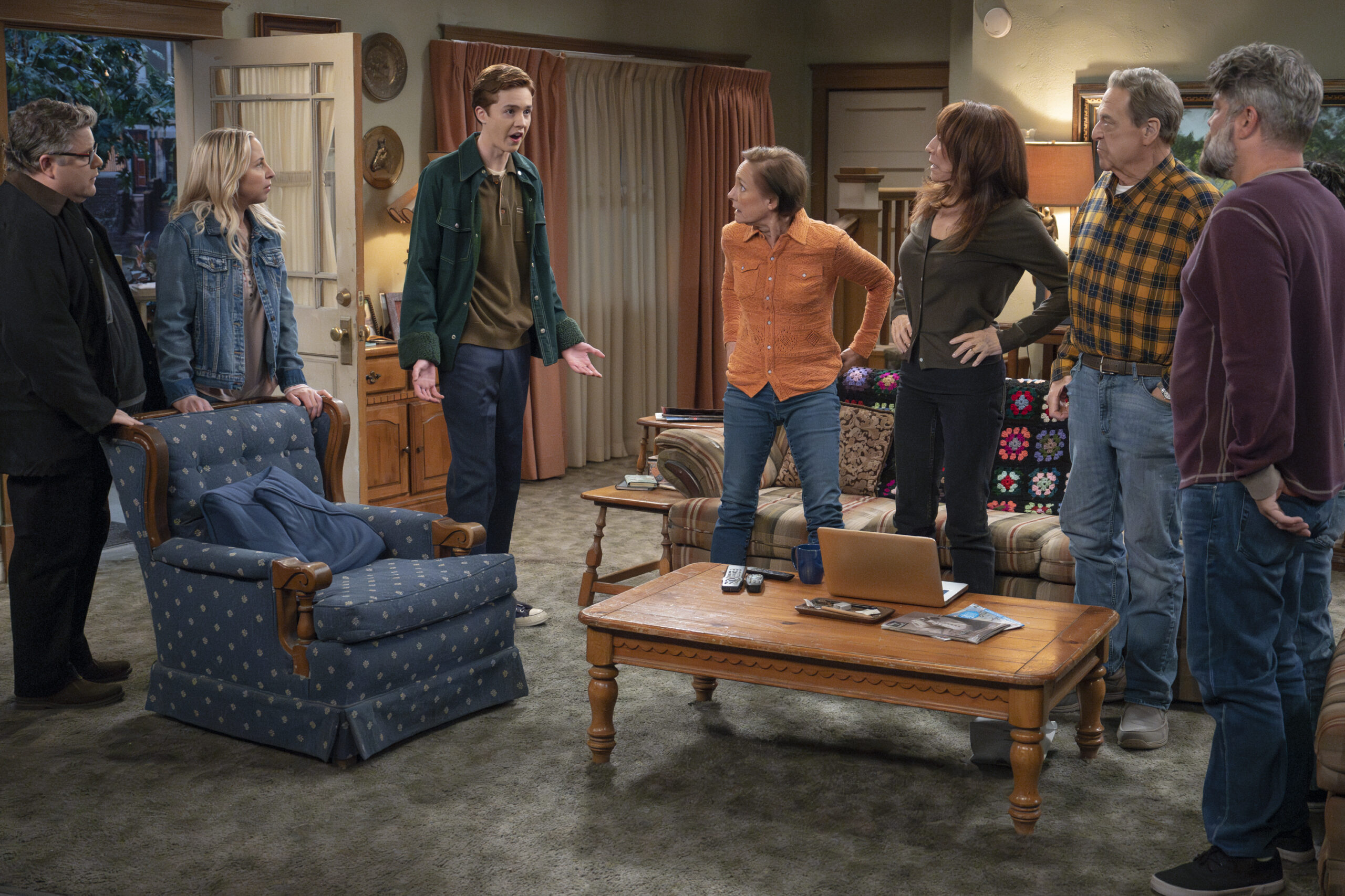 SEAN ASTIN, LECY GORANSON, AMES MCNAMARA, LAURIE METCALF, KATEY SAGAL, JOHN GOODMAN, JAY R. FERGUSON | Tell-Tale TV The Conners Season 6 Episode 11 SEAN ASTIN, LECY GORANSON, AMES MCNAMARA, LAURIE METCALF, KATEY SAGAL, JOHN GOODMAN, JAY R. FERGUSON all gather in the Conner family living room.