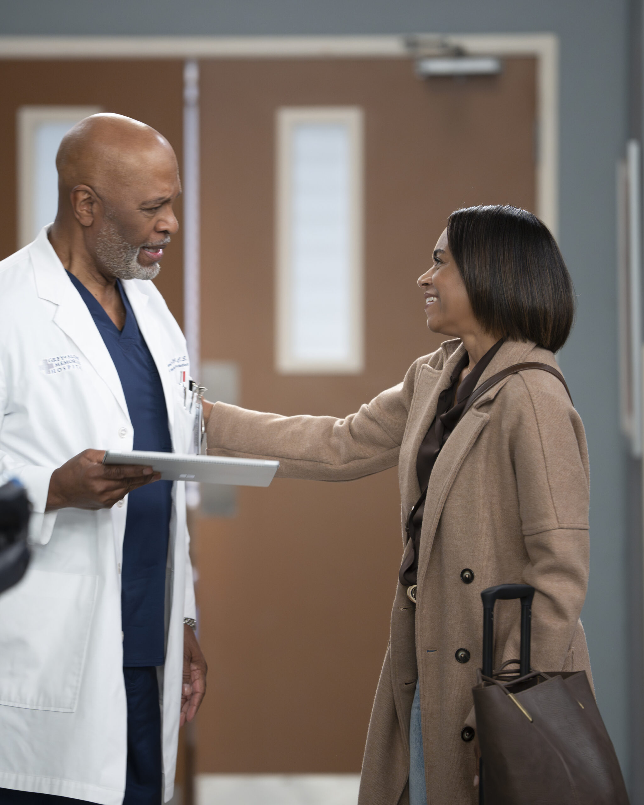 Richard and Maggie reunite - JAMES PICKENS JR., KELLY MCCREARY - Grey's Anatomy Season 20 Episode 9