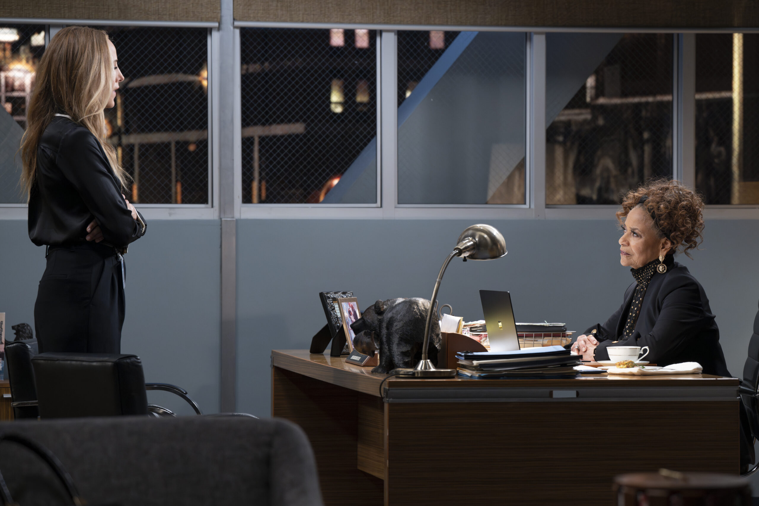Grey's Anatomy Season 20 Episode 9 KIM RAVER, DEBBIE ALLEN | Tell-Tale TV Grey's Anatomy Season 20 Episode 9 KIM RAVER, DEBBIE ALLEN