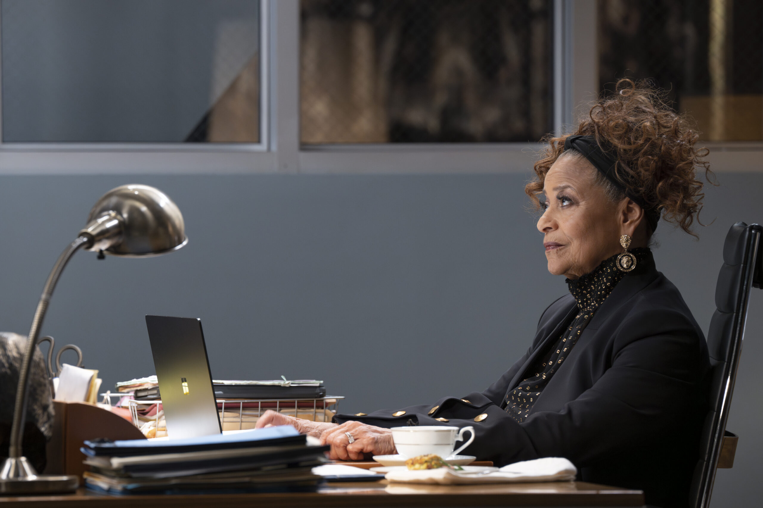 DEBBIE ALLEN as Catherine, at her desk - Grey's Anatomy Season 20 Episode 9