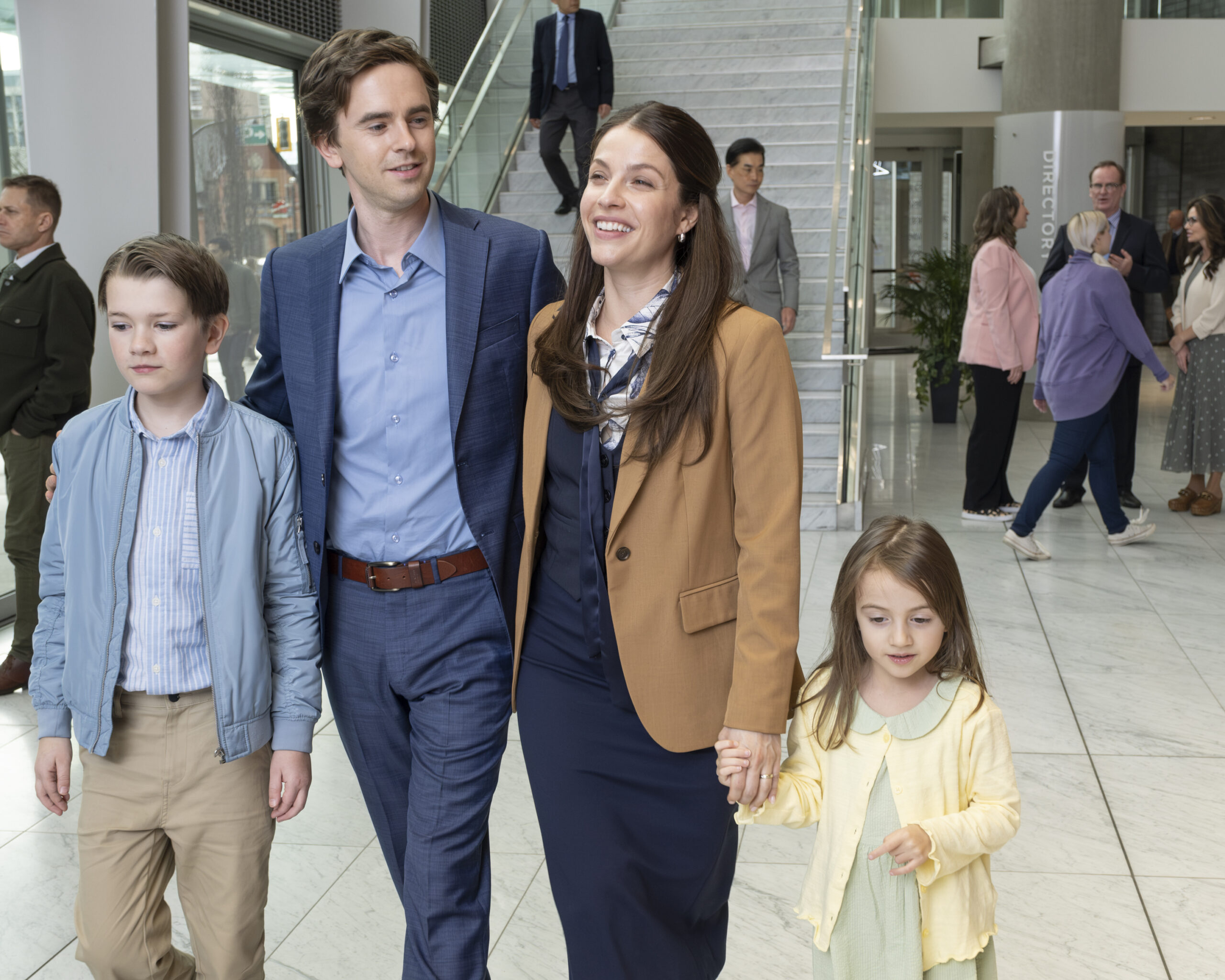 FREDDIE HIGHMORE, PAIGE SPARA | Tell-Tale TV L-R Freddie Highmore as Dr. Shaun Murphy and Paige Spara as Lea Dilallo-Murphy with their children in The Good Doctor Season 7 Episode 10, "Goodbye."