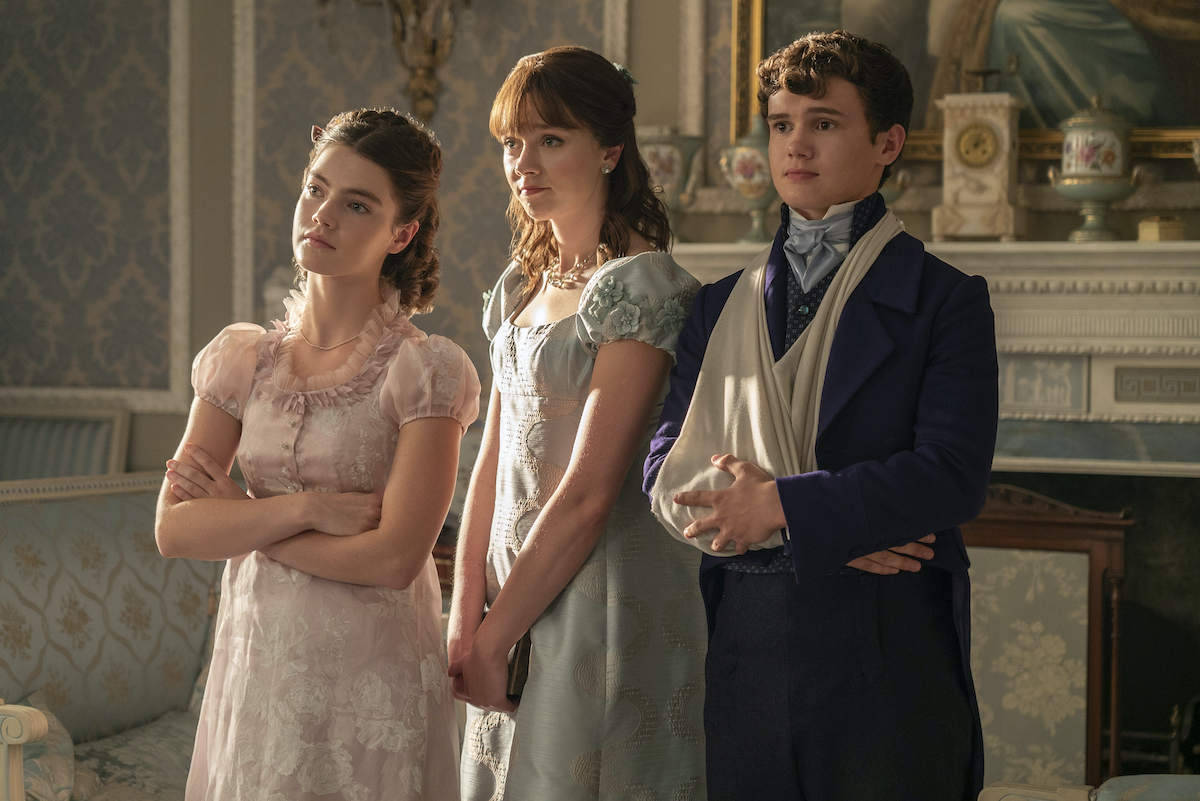 BRIDGERTON Season 3 Episode 4 Florence Hunt as Hyacinth Bridgerton, Claudia Jessie as Eloise Bridgerton, Will Tilston as Gregory Bridgerton
