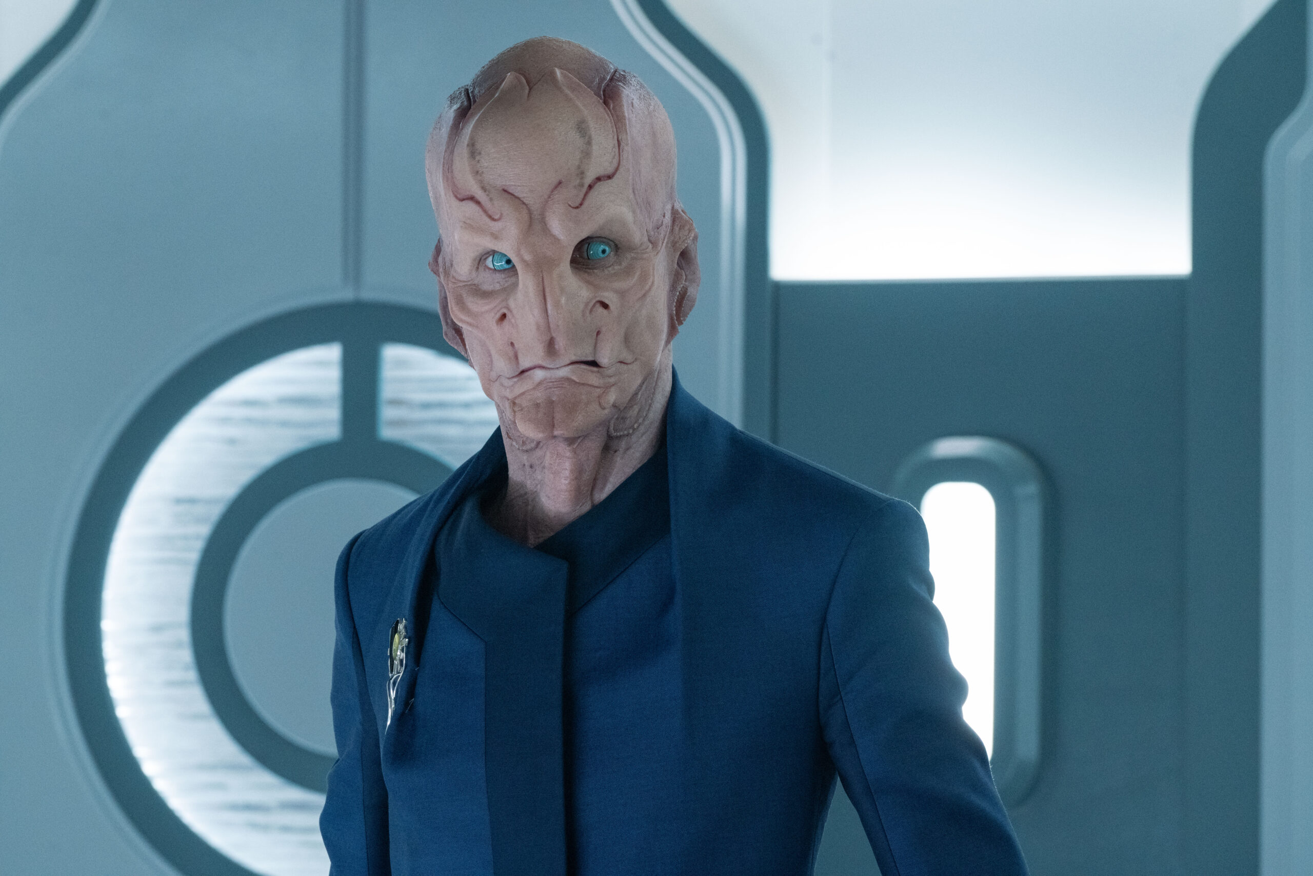 Star Trek: Discovery Season 5 Episode 9 Lagrange Point | Tell-Tale TV Saru wears blue Starfleet ambassador robes while standing in the Federation headquarters on Star Trek: Discovery Season 5 Episode 9, "Lagrange Point."