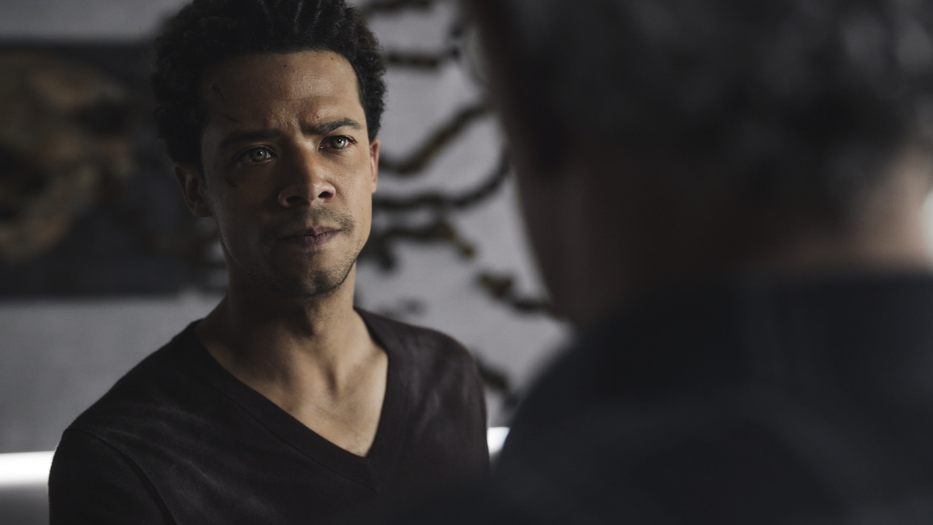 Jacob Anderson as Louis De Point Du Lac and Eric Bogosian as Daniel Molloy - Interview with the Vampire Season 2, Episode 8 | Tell-Tale TV Jacob Anderson as Louis De Point Du Lac and Eric Bogosian as Daniel Molloy - Interview with the Vampire Season 2, Episode 8