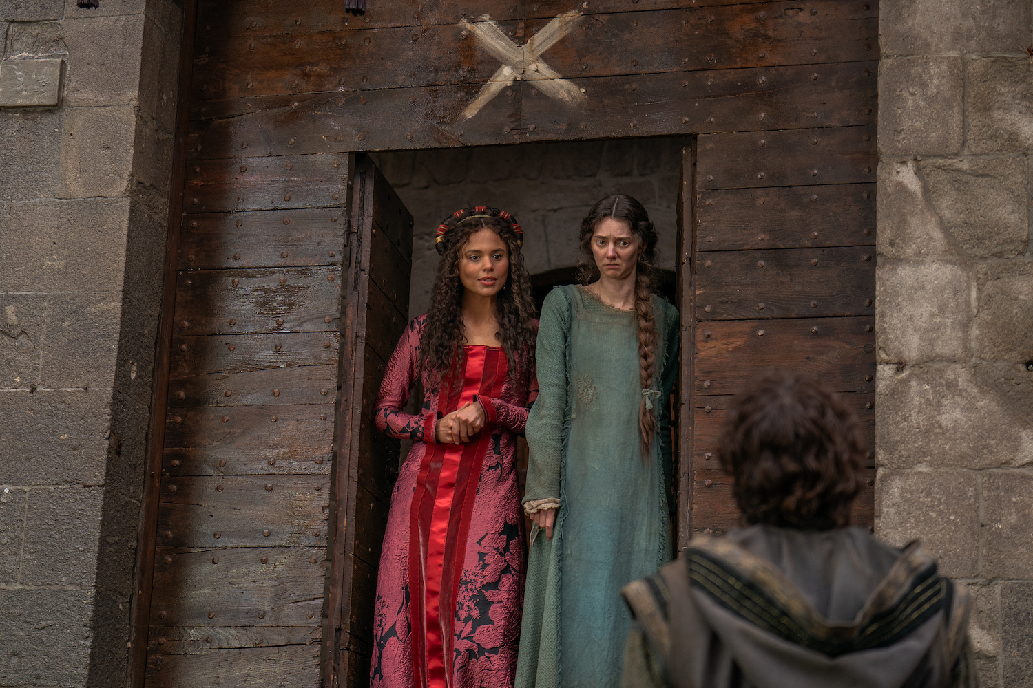 Decameron | Tell-Tale TV Jessica Plummer as Filomena and Tanya Reynolds as Licisca in Episode 101 of Decameron. Giulia Parmigiani/Netflix © 2024
