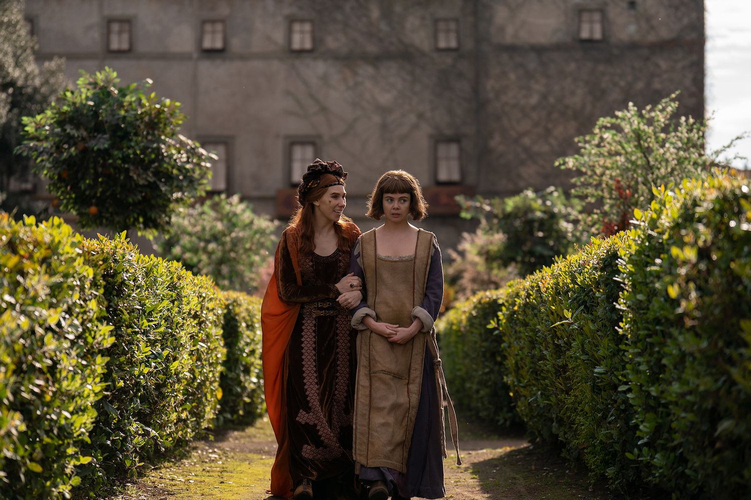 THE DECAMERON | Tell-Tale TV Zosia Mamet as Pampinea and Saoirse-Monica Jackson as Misia in Episode 105 of The Decameron. Cr. Giulia Parmigiani/Netflix © 2023