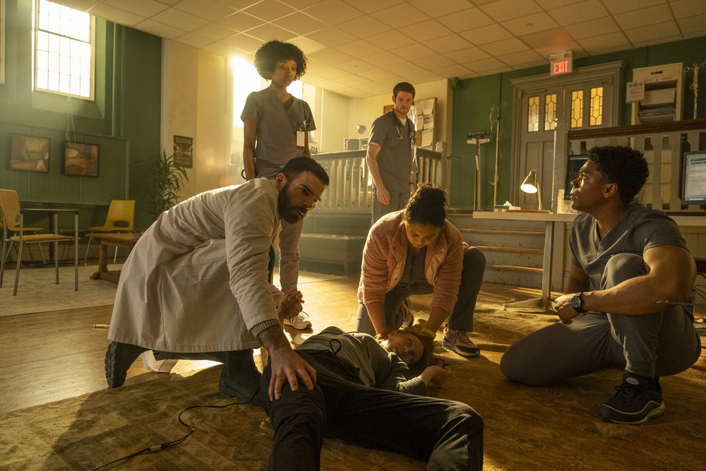 Brilliant Minds - Season Pilot | Tell-Tale TV Brilliant Minds Season 1 Episode 1 - Ashleigh LaThrop as Dr. Ericka Kinney, Zachary Quinto as Dr. Oliver Wolf, Alex MacNicoll as Dr. Van Markus, Kira Guloien as Hanna Peters, Aury Krebs as Dr. Dana Dang, Spence Moore II as Dr. Jacob Nash
