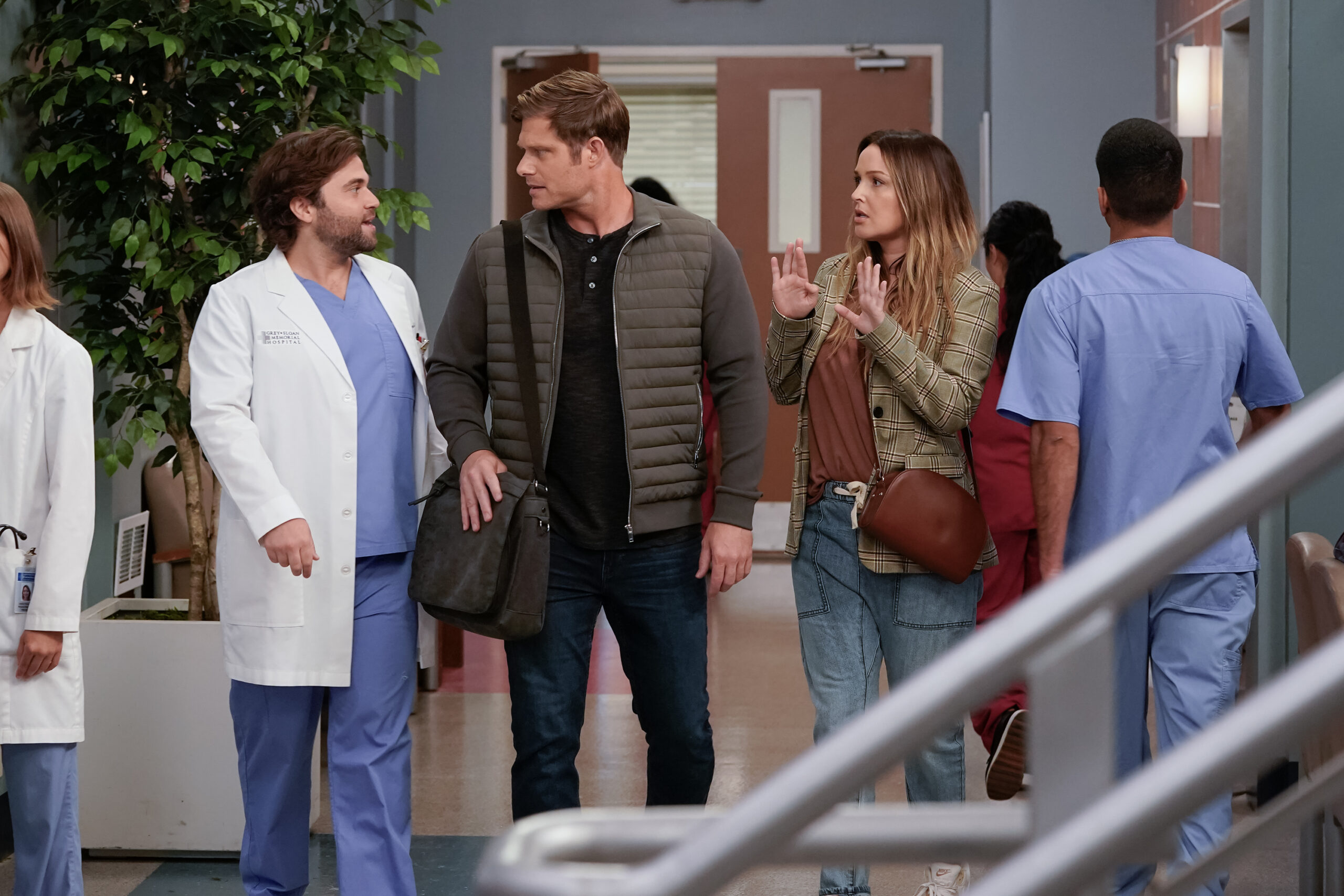 JAKE BORELLI, CHRIS CARMACK, CAMILLA LUDDINGTON GREY'S ANATOMY Season 21 Episode 1