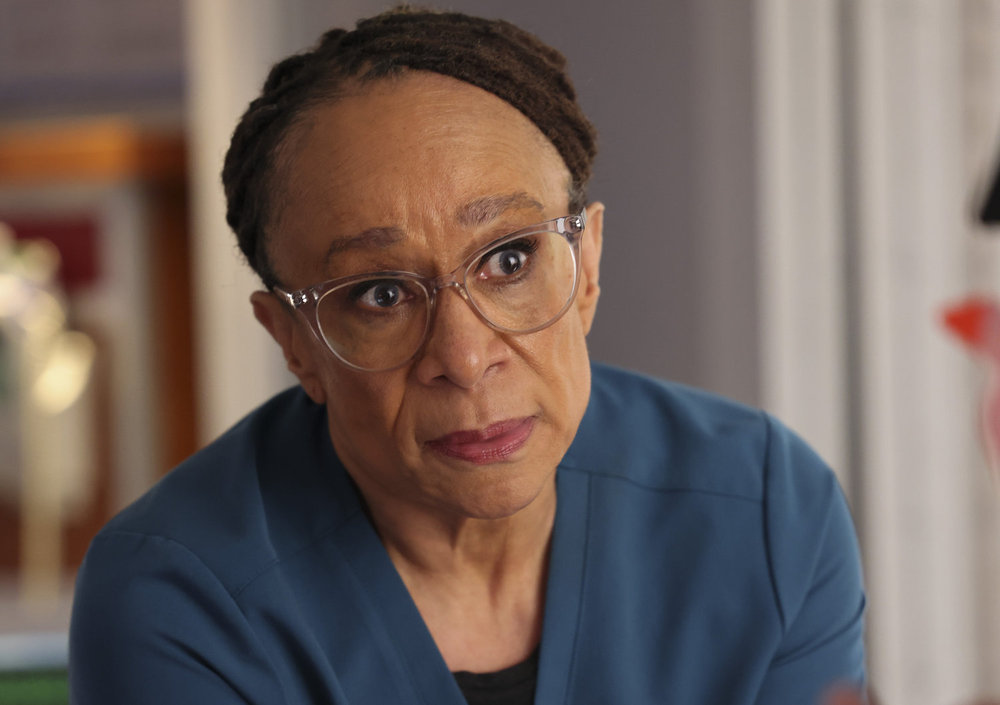 Chicago Med - Season 10 | Tell-Tale TV CHICAGO MED -- "Sink or Swim" Episode 1001 -- Pictured: S. Epatha Merkerson as Sharon Goodwin