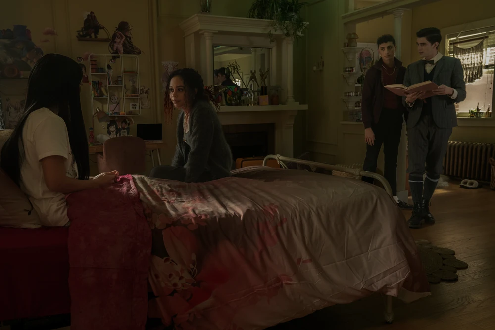 Netflix_Dead_Boy_Detectives_102_The_Case_of_the_Dandelion_Shrine_13_Niko_Crystal_Charles_Edwin | Tell-Tale TV Netflix_Dead_Boy_Detectives_102_The_Case_of_the_Dandelion_Shrine_13_Niko_Crystal_Charles_Edwin