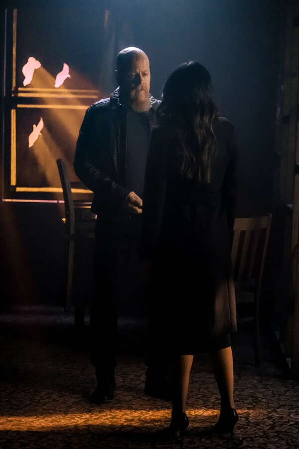 Superman & Lois Season 4 Episode 1, "The End & the Beginning" -- Michael Kudlitz as Lex Luthor and Yvonne Chapman as Amanda McCoy | Tell-Tale TV Superman & Lois Season 4 Episode 1, "The End & the Beginning" -- Michael Kudlitz as Lex Luthor and Yvonne Chapman as Amanda McCoy