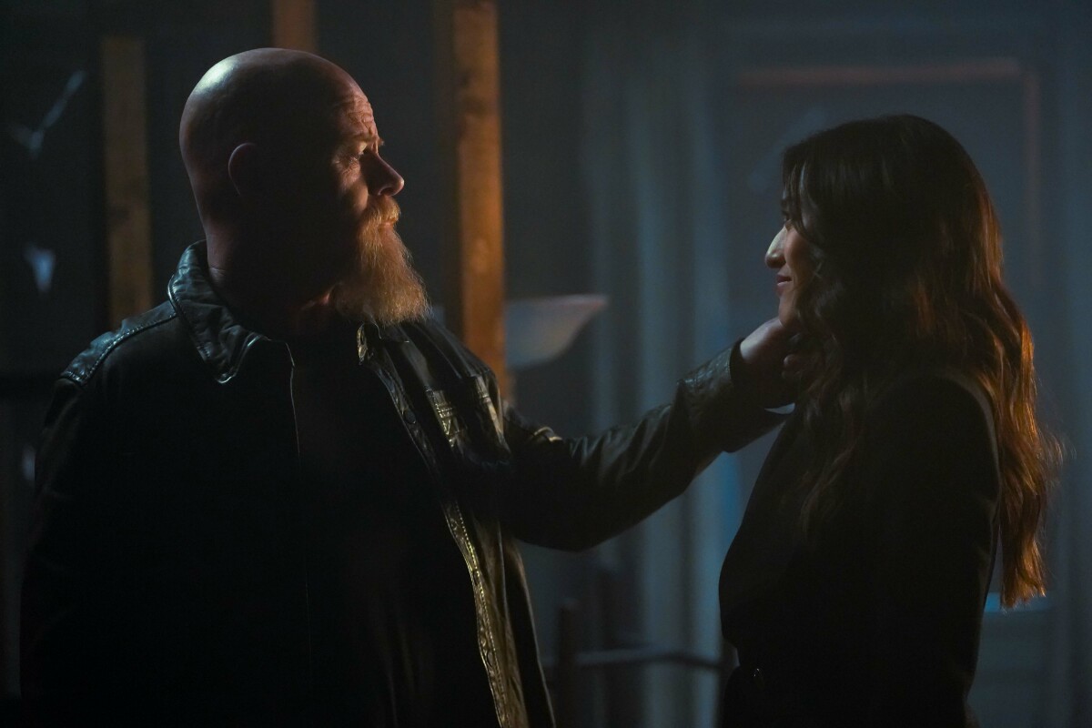 Superman & Lois Season 4 Episode 1, "The End & the Beginning" -- Michael Kudlitz as Lex Luthor and Yvonne Chapman as Amanda McCoy | Tell-Tale TV Superman & Lois Season 4 Episode 1, "The End & the Beginning" -- Michael Kudlitz as Lex Luthor and Yvonne Chapman as Amanda McCoy