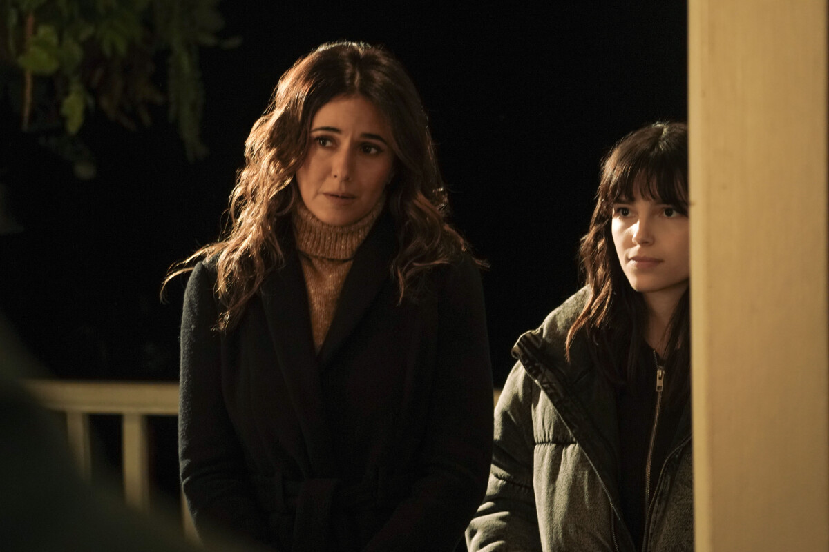 Superman & Lois Season 4 Episode 2, "A World Without" -- Emmanuelle Chriqui Lara Lang Cushing and Inde Navarrette as Sarah Cushing | Tell-Tale TV Superman & Lois Season 4 Episode 2, "A World Without" -- Emmanuelle Chriqui Lara Lang Cushing and Inde Navarrette as Sarah Cushing