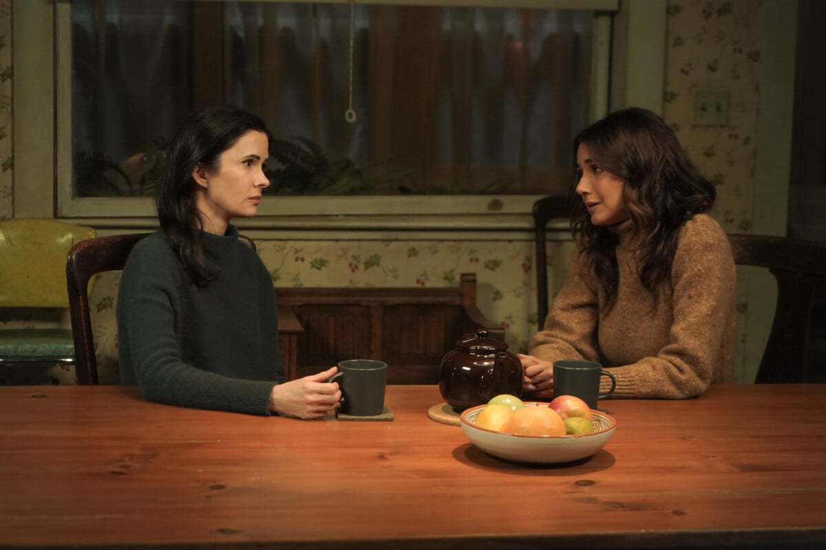 Superman & Lois Season 4 Episode 2, "A World Without" -- Elizabeth Tulloch as Lois Lane and Emmanuelle Chriqui Lara Lang Cushing