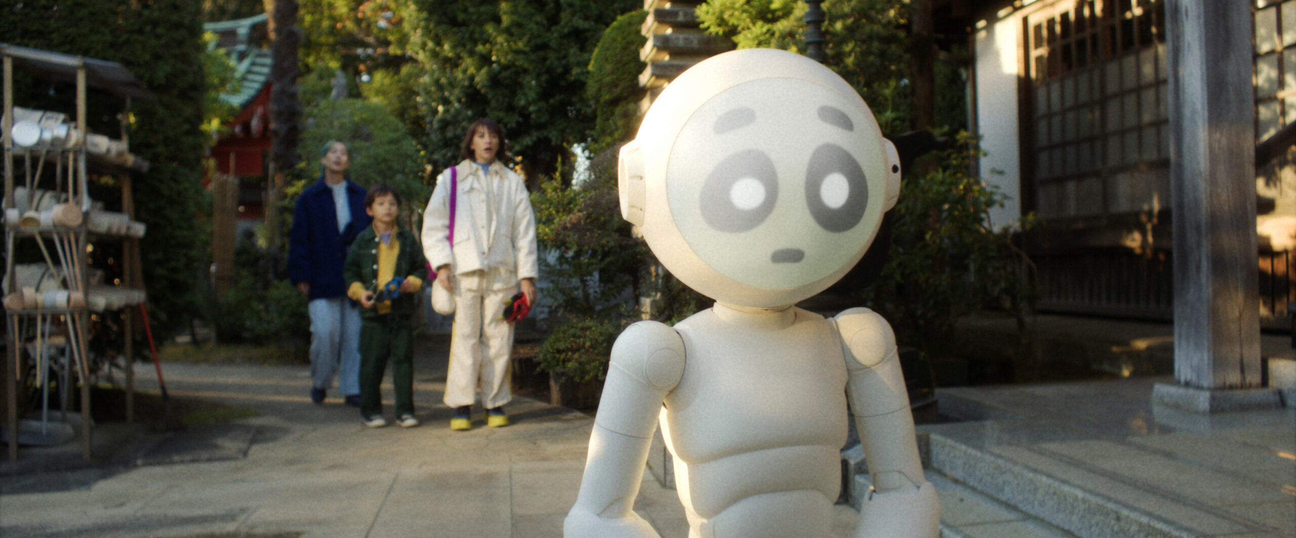 Sunny Season 1 Episode 10 The Dark Manual | Tell-Tale TV Sunny the robot moves away from Suzie, Zen, Mixxy, and Hiro while looking sad on Sunny Season 1 Episode 10, "The Dark Manual."