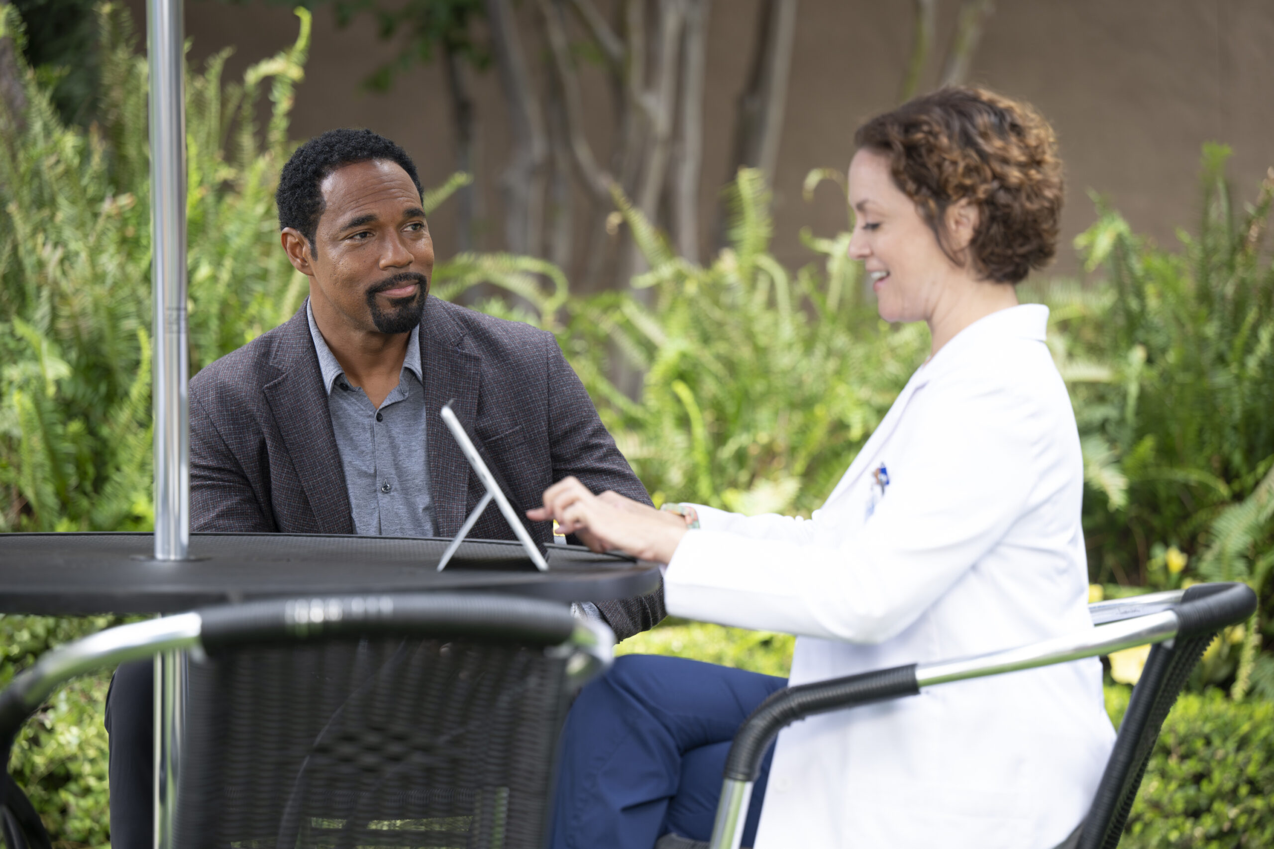 Grey's Anatomy Season 21 Episode 3 - I Can See Clearly Now - JASON WINSTON GEORGE, KALI ROCHA | Tell-Tale TV Grey's Anatomy Season 21 Episode 3 - I Can See Clearly Now - Ben and Sydney Heron - JASON WINSTON GEORGE, KALI ROCHA
