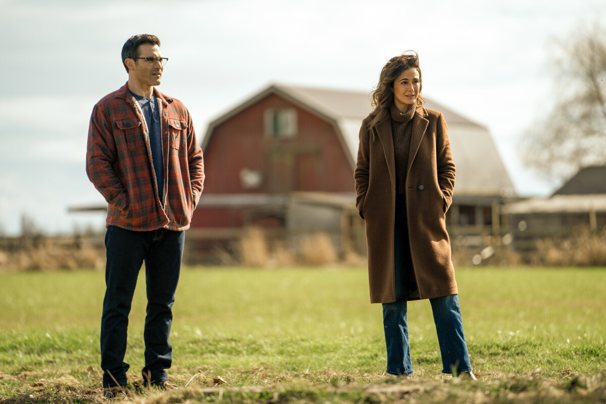 Superman & Lois Season 4 Episode 6, "When the Lights Come On" -- Tyler Hoechlin as Clark Kent and Emmanuelle Chriqui as Lana Lang | Tell-Tale TV Superman & Lois Season 4 Episode 6, "When the Lights Come On" -- Tyler Hoechlin as Clark Kent and Emmanuelle Chriqui as Lana Lang