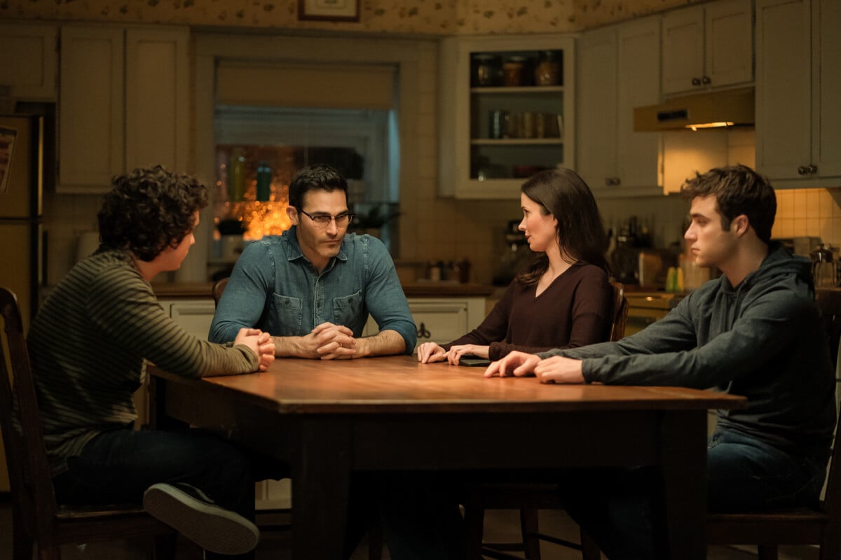 Superman & Lois Season 4 Episode 7, "A Regular Guy" -- Alexander Garfin as Jordan Kent, Tyler Hoechlin as Clark Kent, Elizabeth Tulloch as Lois Lane, and Michael Bishop as Jonathan Kent | Tell-Tale TV Superman & Lois Season 4 Episode 7, "A Regular Guy" -- Alexander Garfin as Jordan Kent, Tyler Hoechlin as Clark Kent, Elizabeth Tulloch as Lois Lane, and Michael Bishop as Jonathan Kent