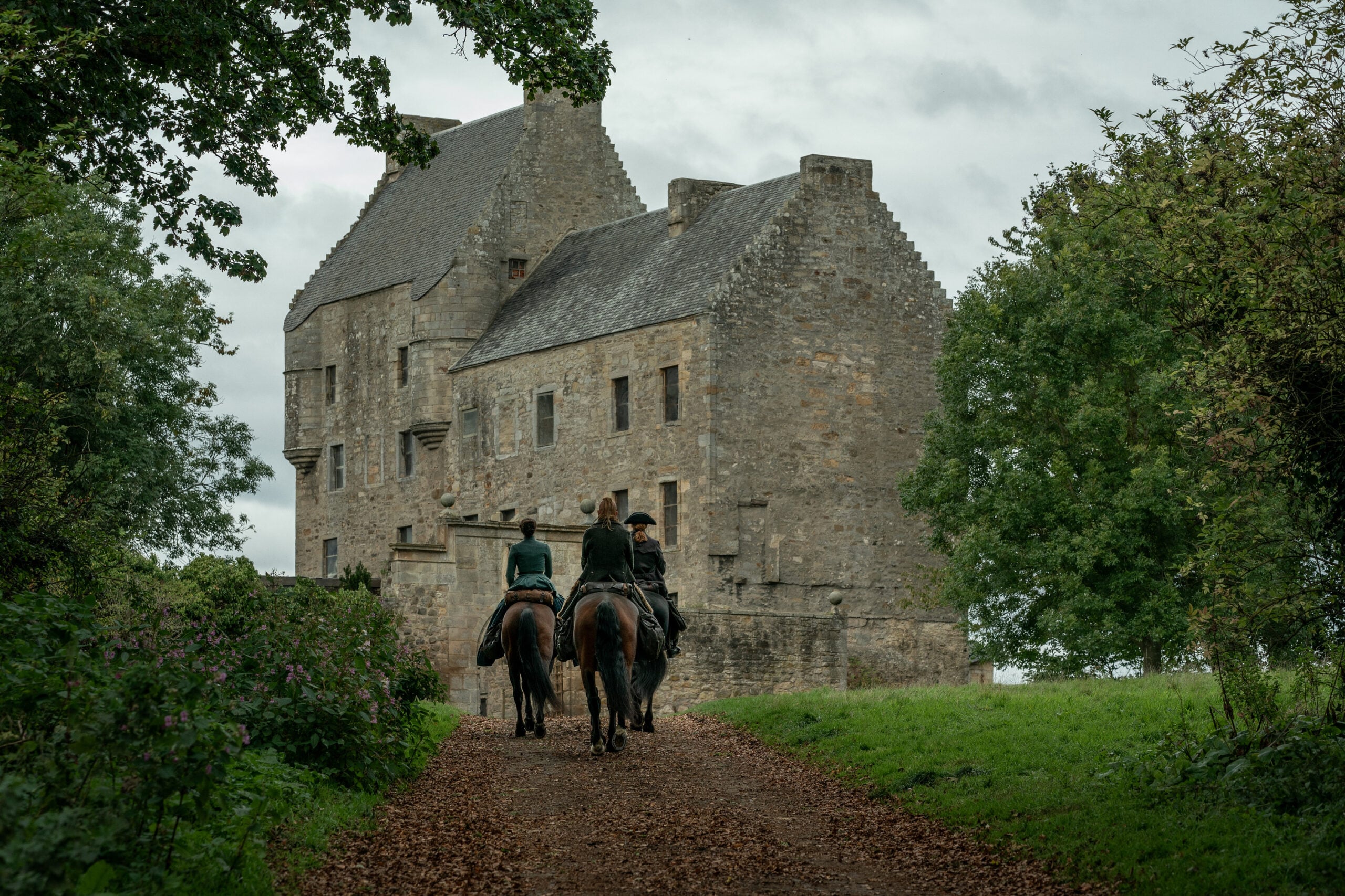 Outlander Temporada 7 Parte 2 – Caitriona Balfe como Claire Randall Fraser, Sam Heughan como Jamie Fraser, John Bell como Young Ian Drama Series Laird como Kenneth Branagh estrelará na Paramount +
