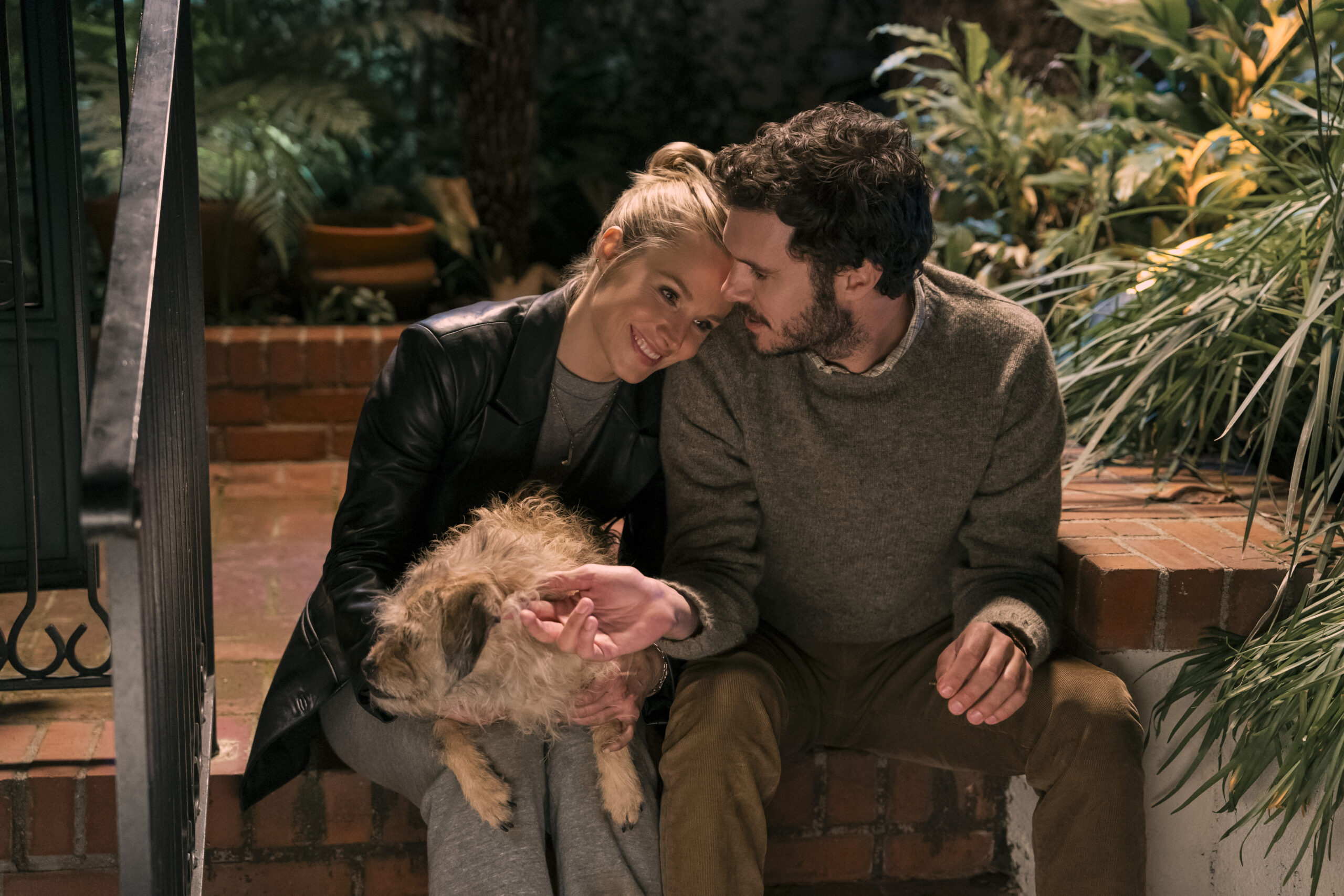 Ninguém quer isso. (Da esquerda para a direita) Kristen Bell como Joan, Adam Brody como Noah na TV reveladora Ninguém quer isso. (Da esquerda para a direita) Kristen Bell como Joan, Adam Brody como Noah