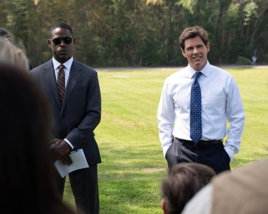 Paradise Temporada 1 Episódio 1 - Sterling K. Brown e. TV reveladora de James Marsden Ainda de Sterling. Na foto da esquerda para a direita estão Brown e James Marsden do episódio 1 da 1ª temporada de Paradise.