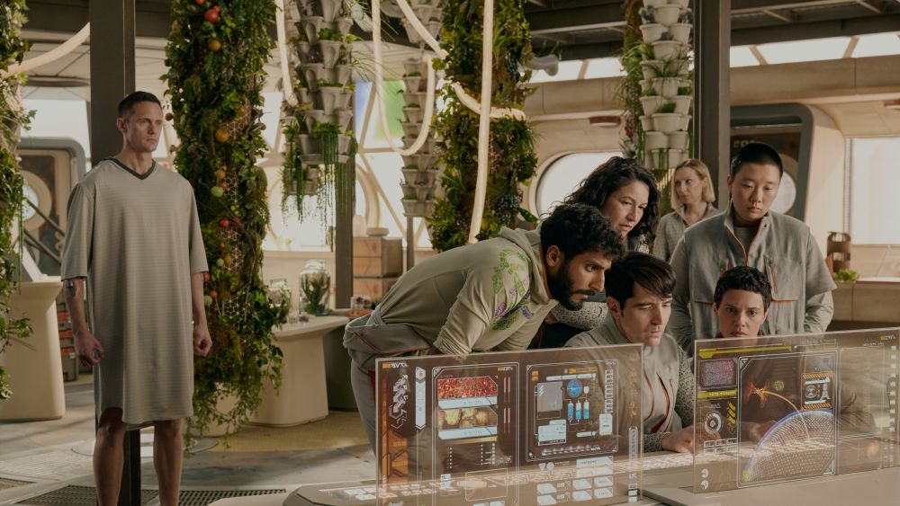 Murderbot Season 1 Episode 5 Rogue War Tracker Infinite 3 | Tell-Tale TV Alexander Skarsgard as Murderbot, Anna Konkle as Leebeebee, Akshay Khanna as Ratthi, Tamara Podemski as Bharadwaj, David Dastmalchian as Gurathin, Sabrina Wu as Pin-Lee, and Tattiawna Jones as Arada on Murderbot Season 1 Episode 5, "Rogue War Tracker Infinite."