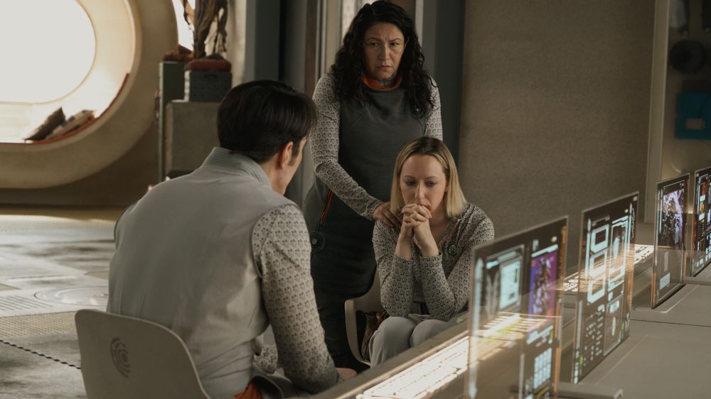 David Dastmalchian as Gurathin, Tamara Podemski as Bharadwaj, and Anna Konkle as Leebeebee on Murderbot Season 1 Episode 6, "Command Feed."