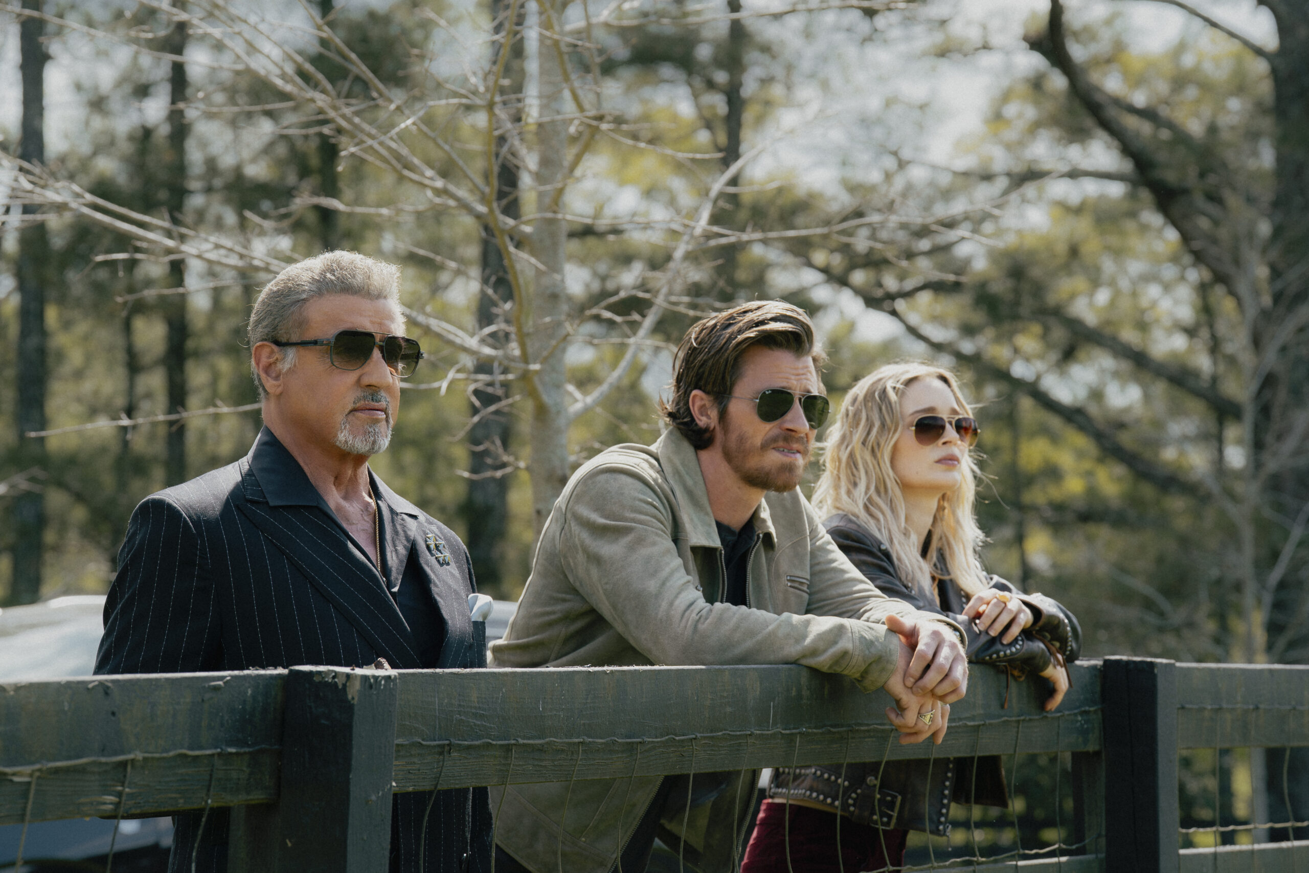 The Tulsa King Temporada 3 - Análise inicial - Sylvester Stallone como Dwight Manfredi, Garrett Hedlund como Mitch e Bella Heathcote como Clay