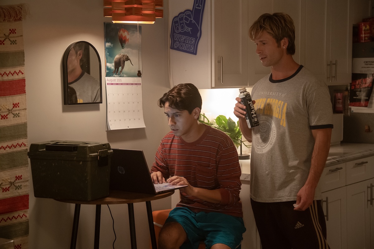 Chad Powers Season 1 Episode 2 FRANKIE A. RODRIGUEZ, GLEN POWELL Chad Powers Season 1 Episodes 1-2 Review: 1st Quarter / 2nd Quarter