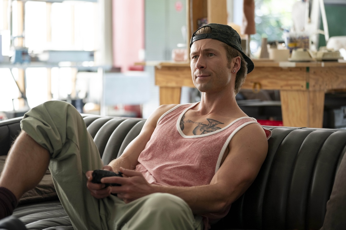 CHAD POWERS GLEN POWELL Chad Powers Season 1 Episodes 1-2 Review: 1st Quarter / 2nd Quarter