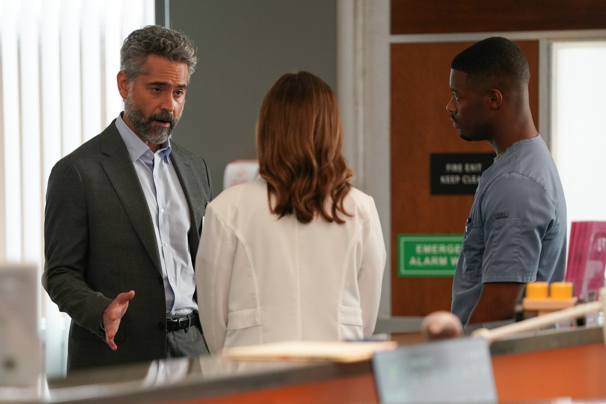 Ainda assim, os episódios da segunda temporada de Omar Metavali, Molly Parker e Patrick Walker são pintados da esquerda para a direita.