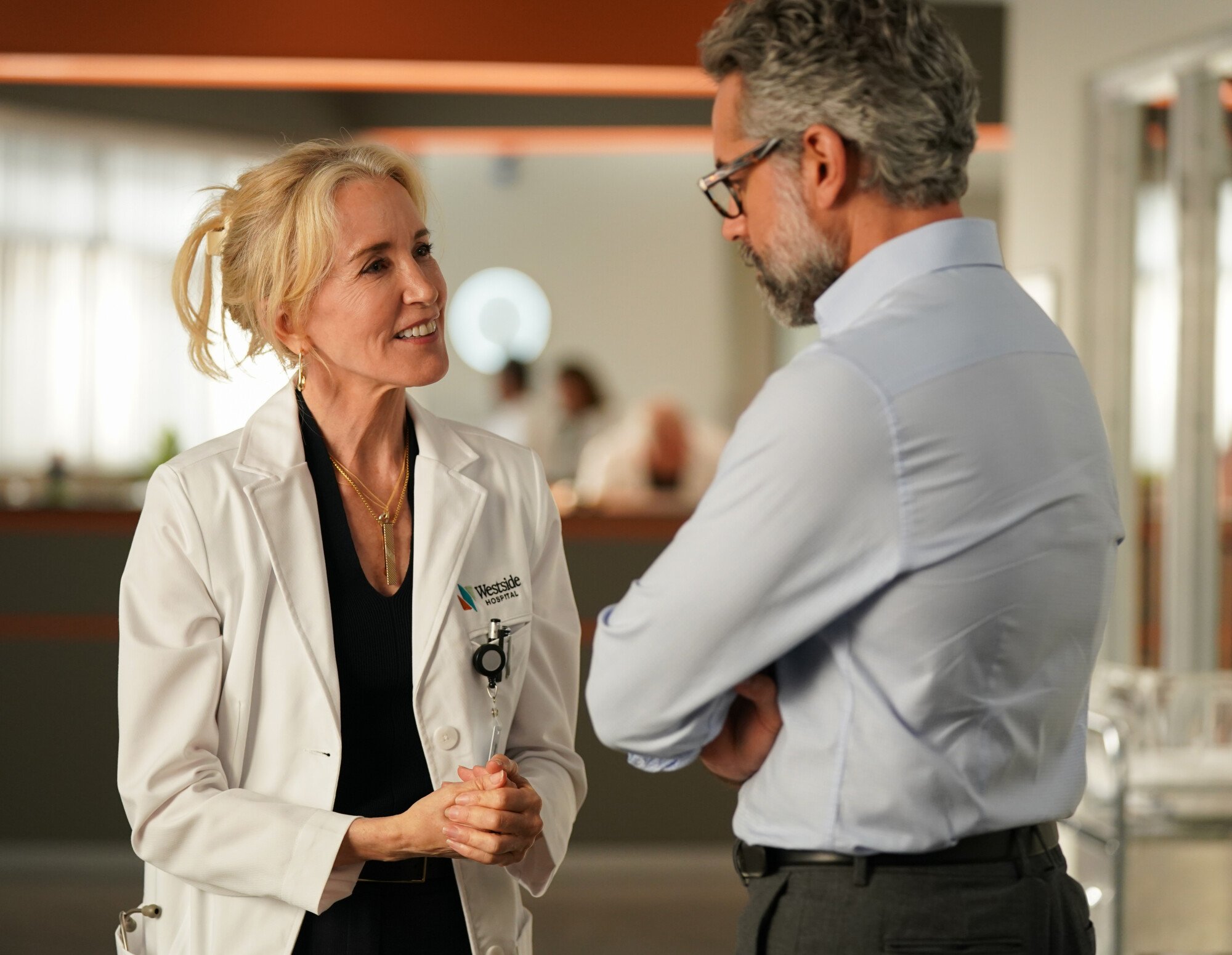 Os episódios da segunda temporada de Felicity Hafman e Omar Dock são pintados da esquerda da esquerda para a direita.