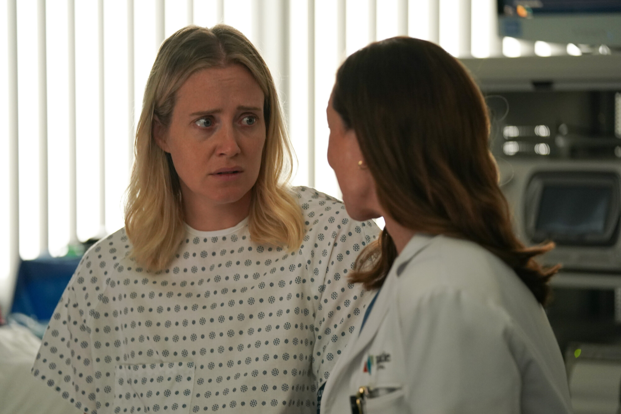 O médico da segunda temporada de Molly Parker 2 e a estrela convidada do episódio é pintada da direita para a esquerda.