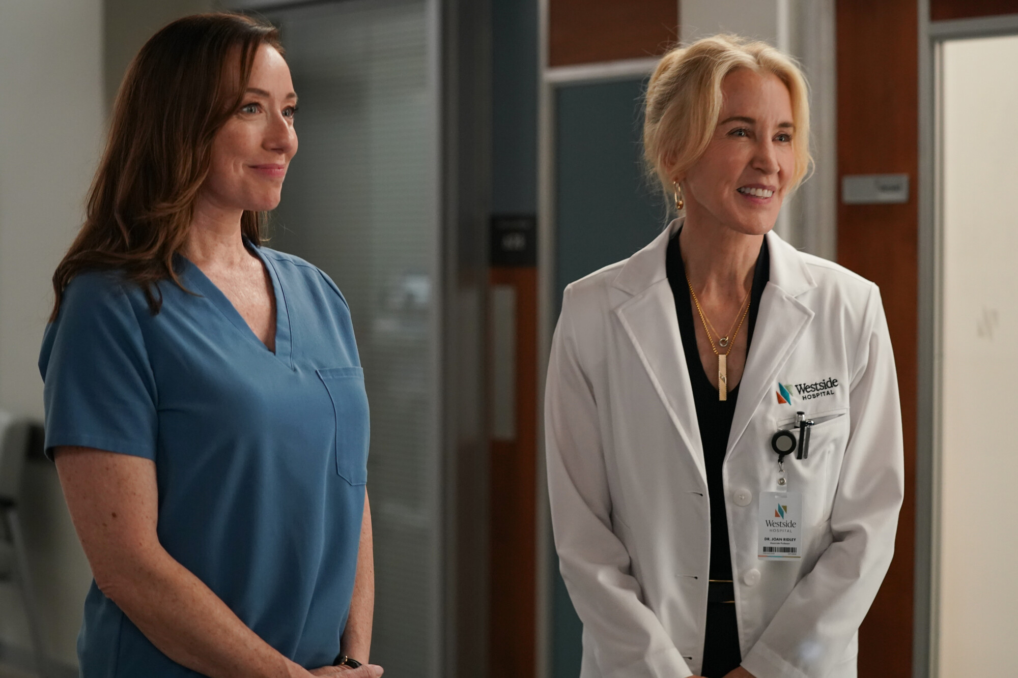 O médico da segunda temporada de Molly Parker e Felicity Hafman 2 é retratado da esquerda para a direita.