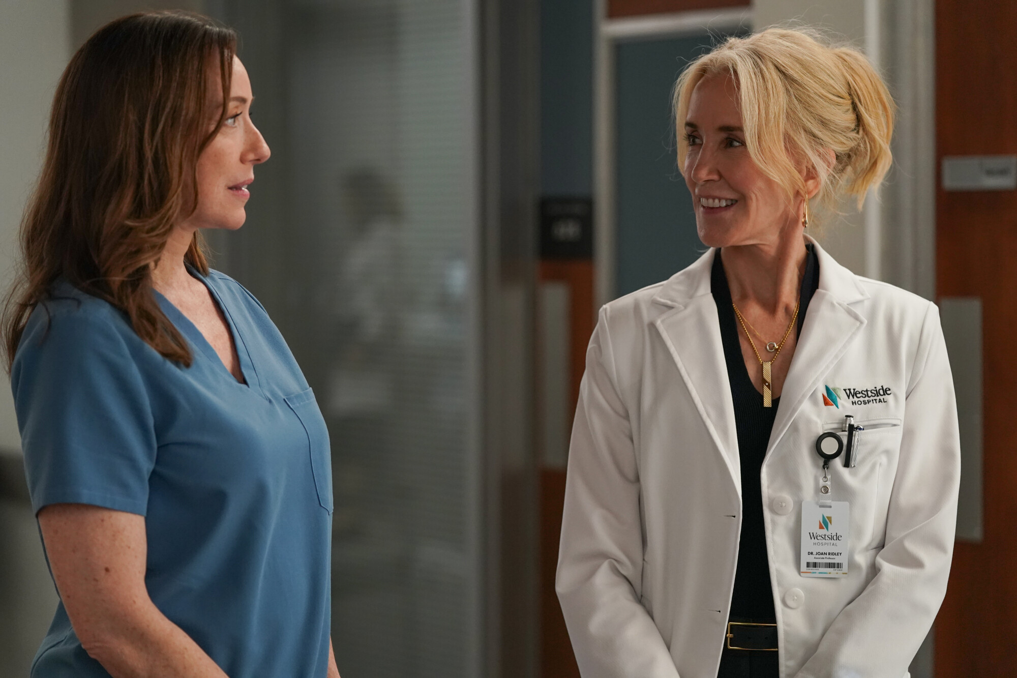 O médico da segunda temporada de Molly Parker e Felicity Hafman 2 é retratado da esquerda para a direita.