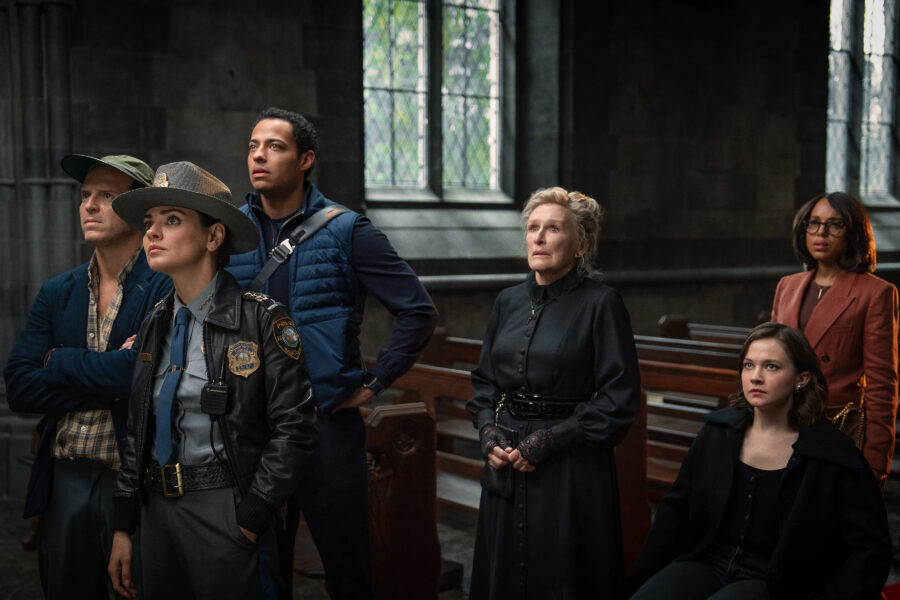 Wake Up Dead Man: A Knives Out Mystery. (L-R) Andrew Scott, Mila Kunis, Daryl McCormack, Glenn Close, Kerry Washington and Cailee Spaeny in Wake Up Dead Man: A Knives Out Mystery. Cr. John Wilson/Netflix © 2025 | Tell-Tale TV Wake Up Dead Man: A Knives Out Mystery. (L-R) Andrew Scott, Mila Kunis, Daryl McCormack, Glenn Close, Kerry Washington and Cailee Spaeny in Wake Up Dead Man: A Knives Out Mystery. Cr. John Wilson/Netflix © 2025