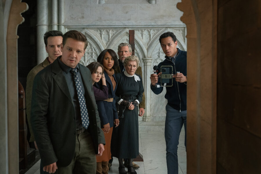 Wake Up Dead Man: A Knives Out Mystery. (L-R) Andrew Scott, Jeremy Renner, Cailee Spaeny, Kerry Washington, Thomas Haden Church, Glenn Close, Kerry Washington and Daryl McCormack in Wake Up Dead Man: A Knives Out Mystery. Cr. John Wilson/Netflix © 2025 | Tell-Tale TV Wake Up Dead Man: A Knives Out Mystery. (L-R) Andrew Scott, Jeremy Renner, Cailee Spaeny, Kerry Washington, Thomas Haden Church, Glenn Close, Kerry Washington and Daryl McCormack in Wake Up Dead Man: A Knives Out Mystery. Cr. John Wilson/Netflix © 2025