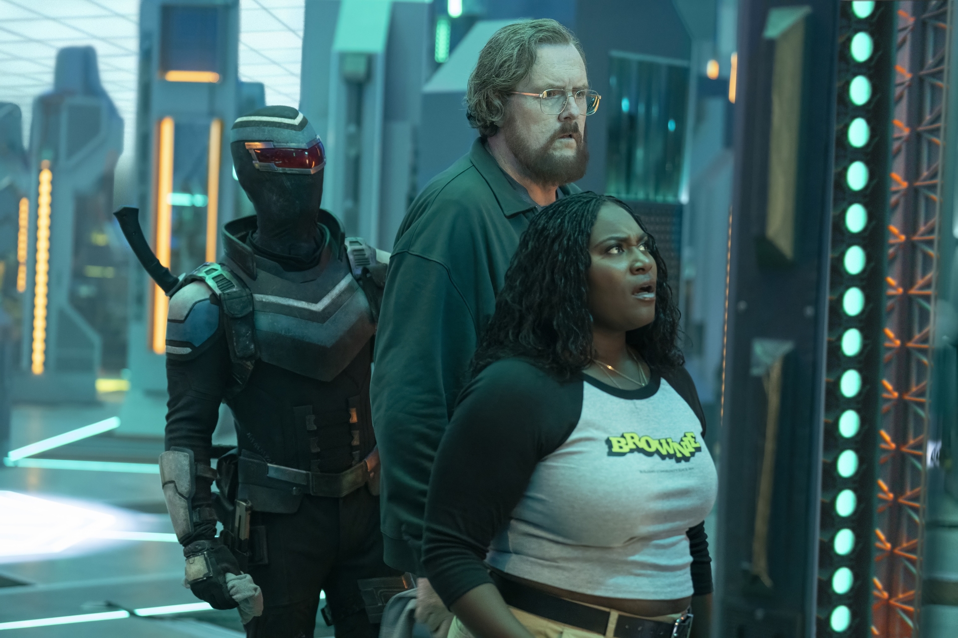 Episódios da 2ª temporada de Peacemaker 6 - (LR) Freddy Stroma, Steve Edge e Daniel Brox