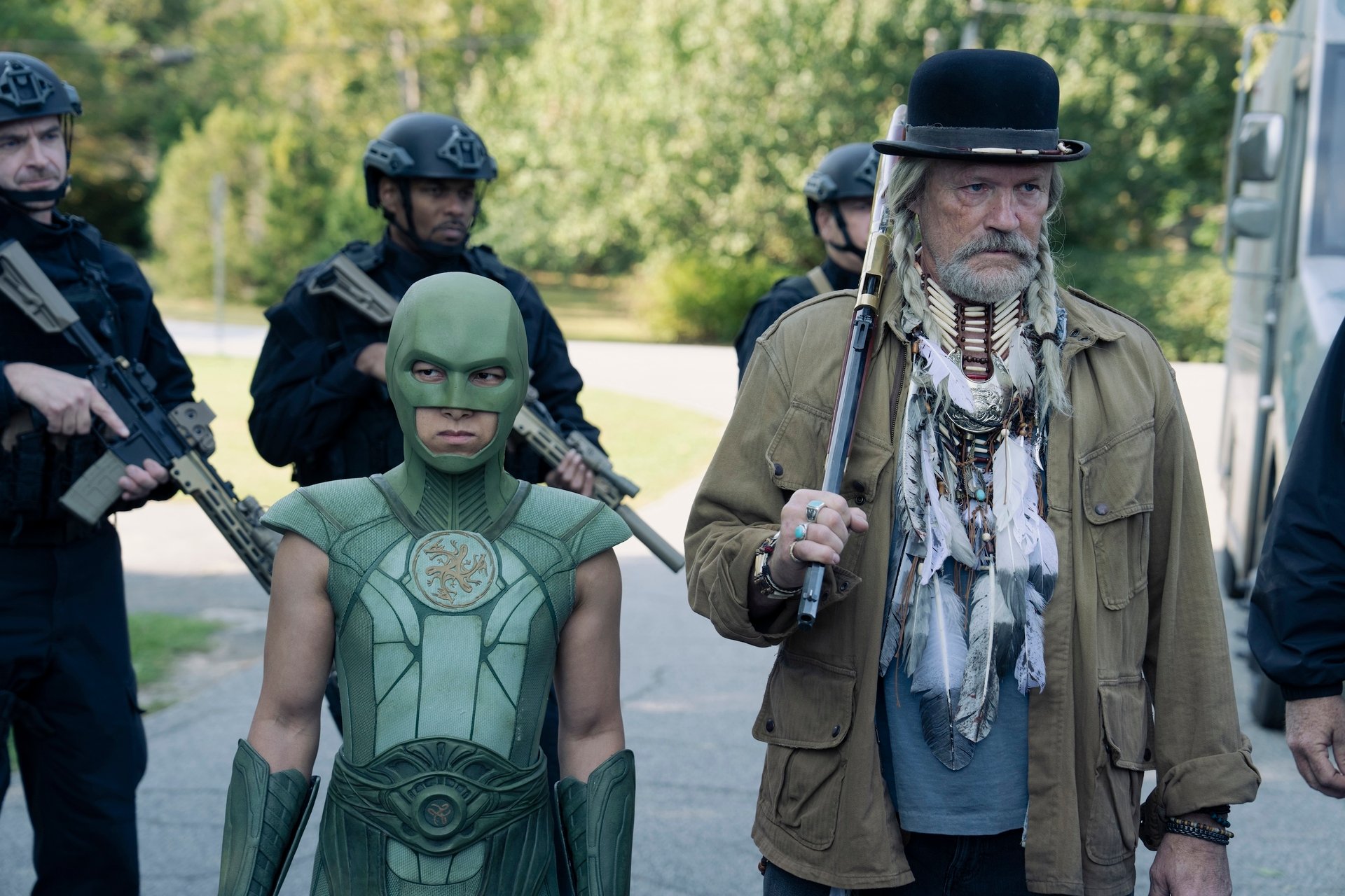 Episódios da 2ª temporada de Peacemaker 4 - (LR) Steve Edge e Michael Rooker