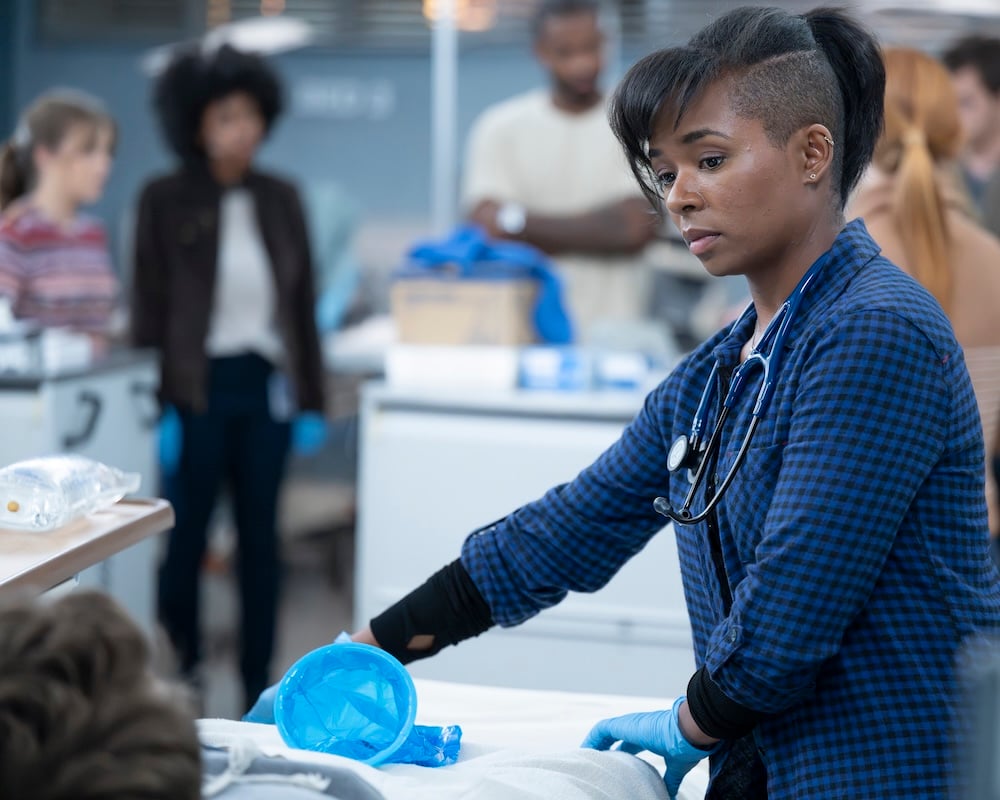 Alexis Floyd como Simone - Temporada 22 de Grey's Anatomy, Episódio 1 - 