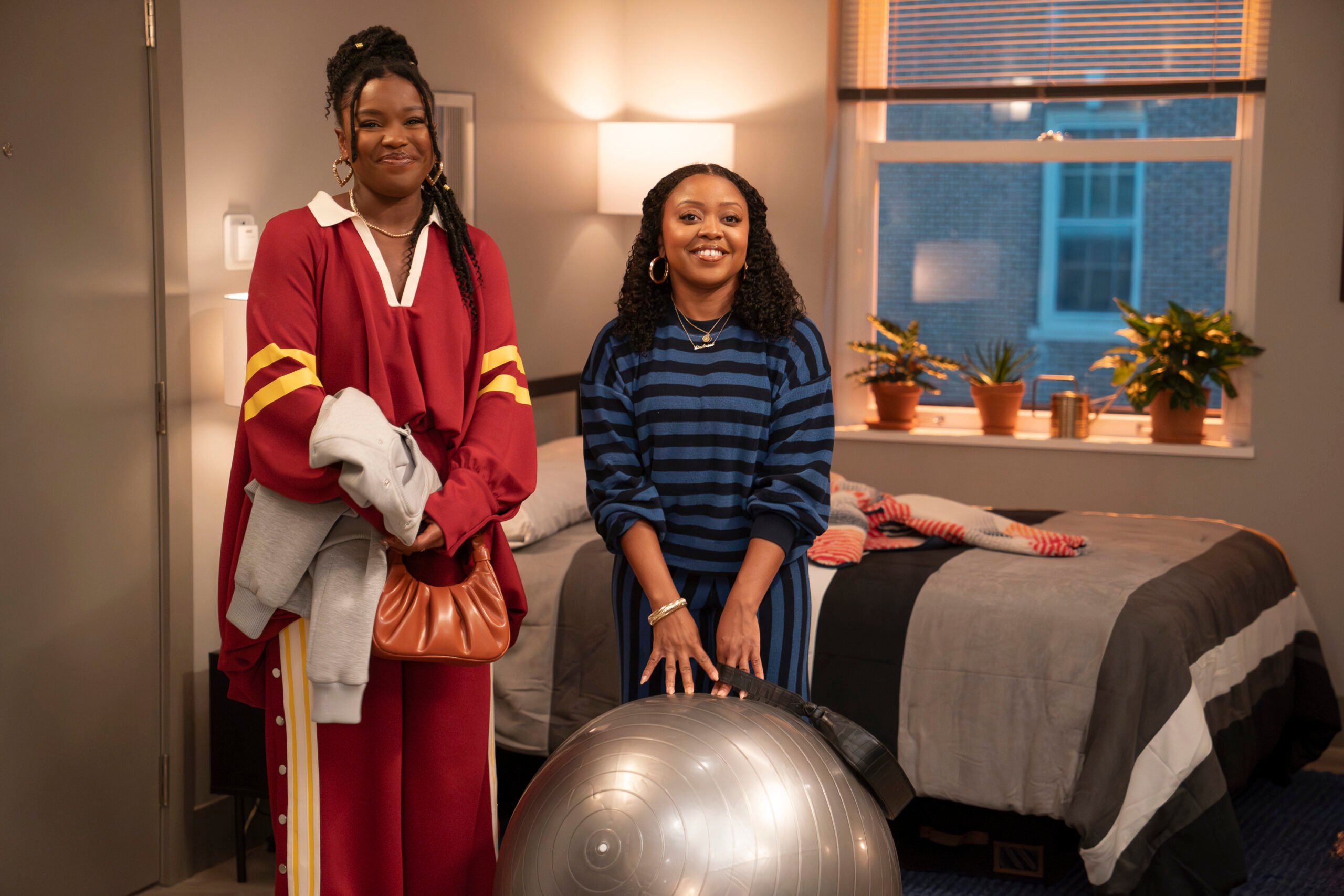 Courtney Taylor, Quinta Brunson | televisão reveladora Courtney Taylor como Erica e Quinta Brunson como Janine no episódio 4 da 5ª temporada do Abbott Elementary