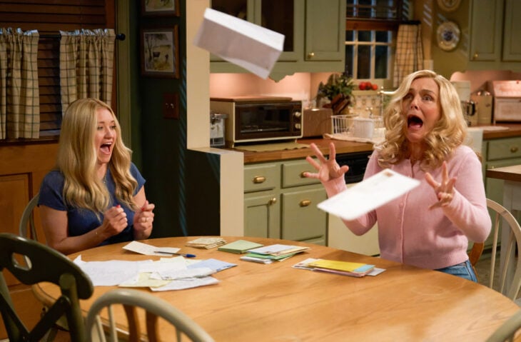 Georgie & Mandy's First Marriage Season 2 Episode 2, "Fan Mail and Old-Timey Organ Music" - (l-r) Emily Osment as Mandy and Rachel Bay Jones as Audrey